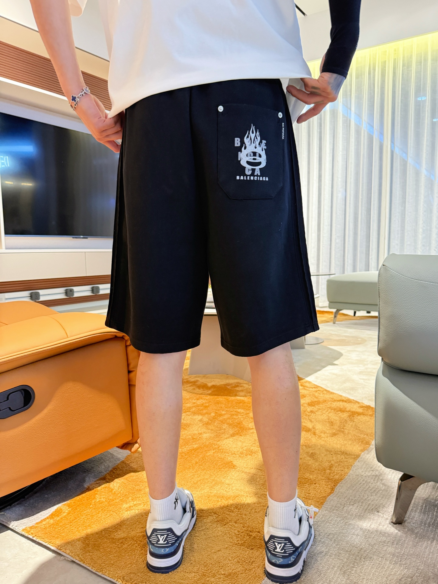 Balenciaga  休闲短裤服装 4