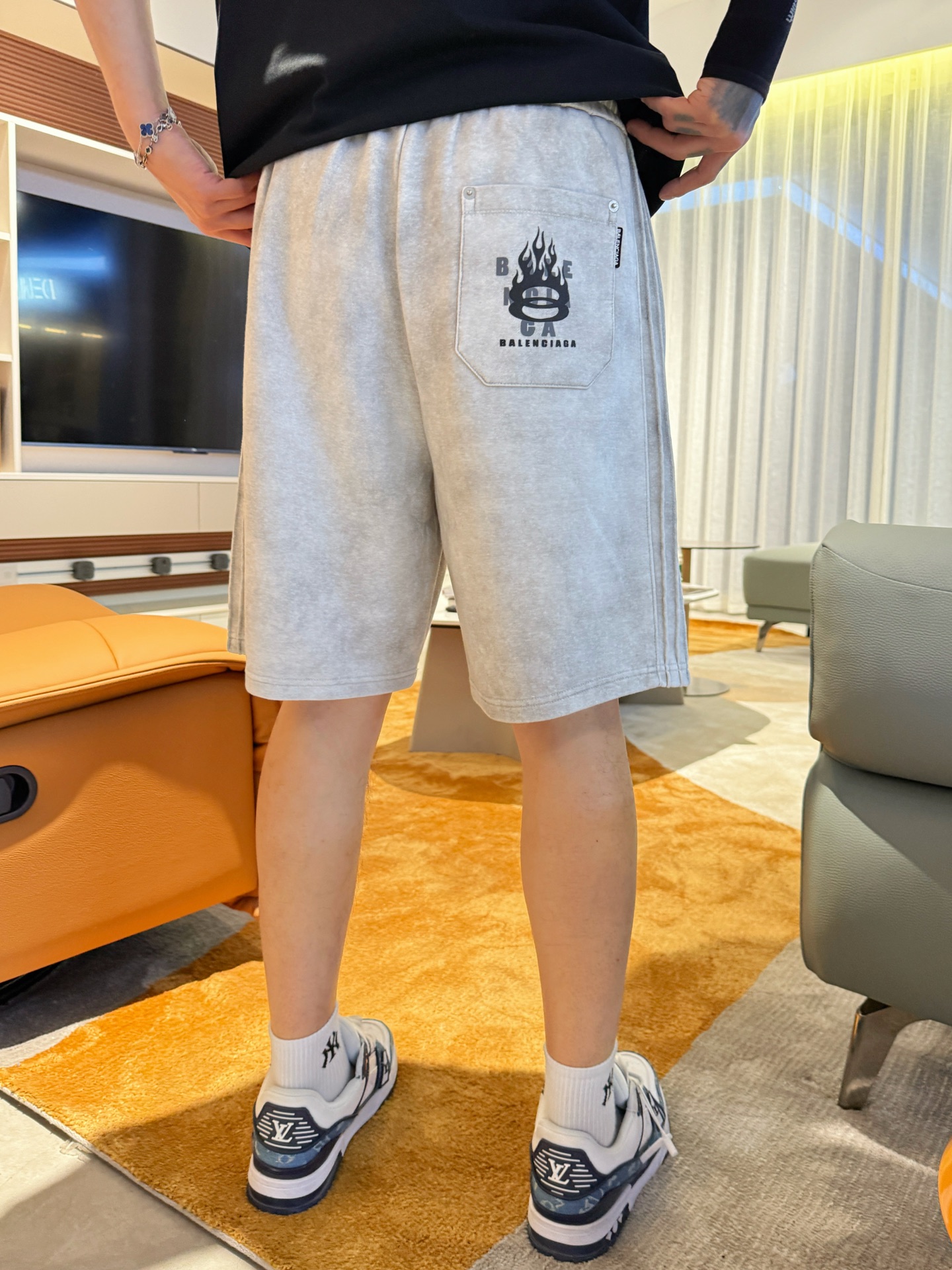 Balenciaga  休闲短裤服装 4