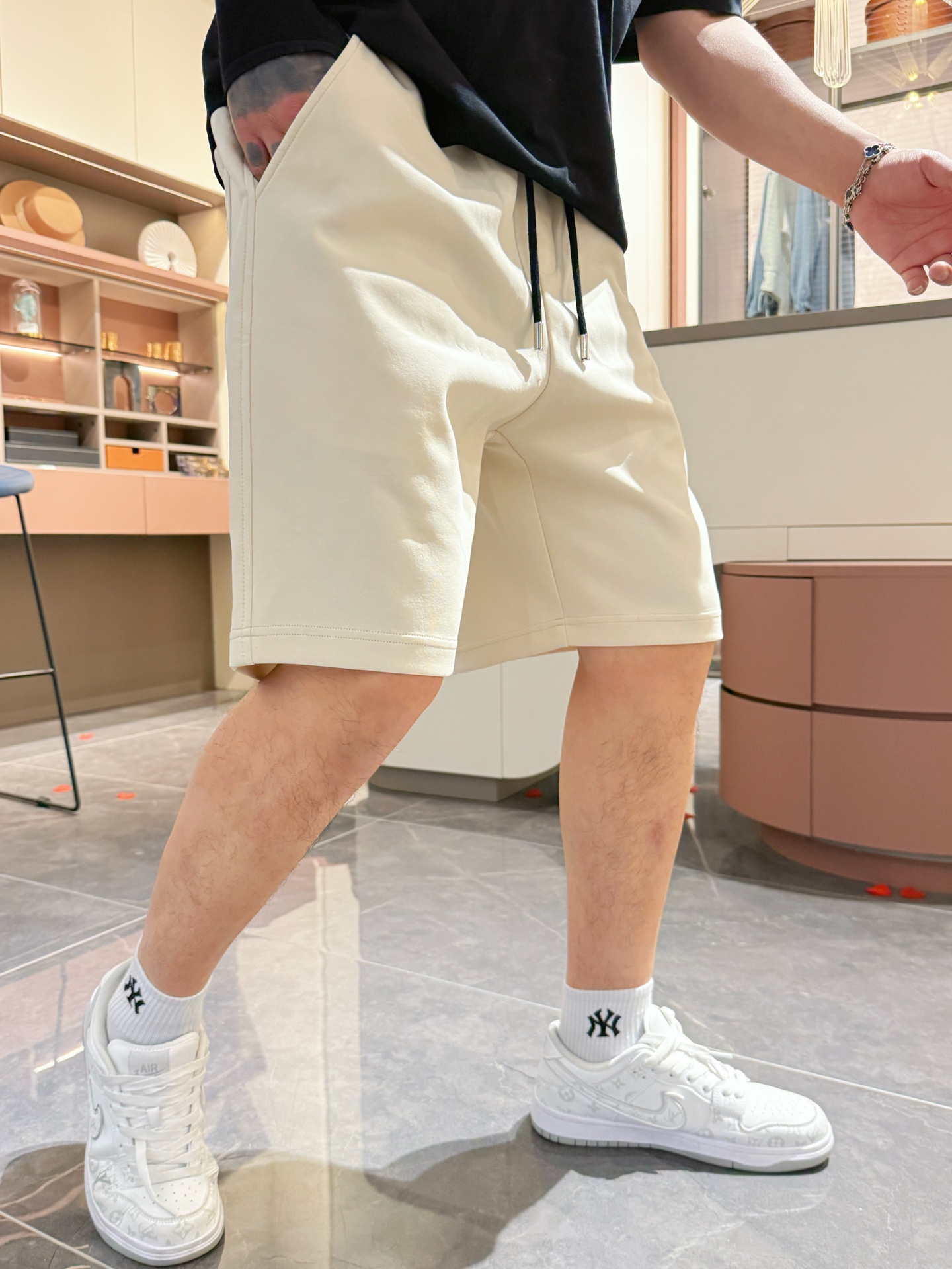 马吉拉 顶级货品🐮🆕2025夏季新款休闲短裤！官网同步发售。品牌经典LOGO休闲裤 ，定制面料，舒适度极