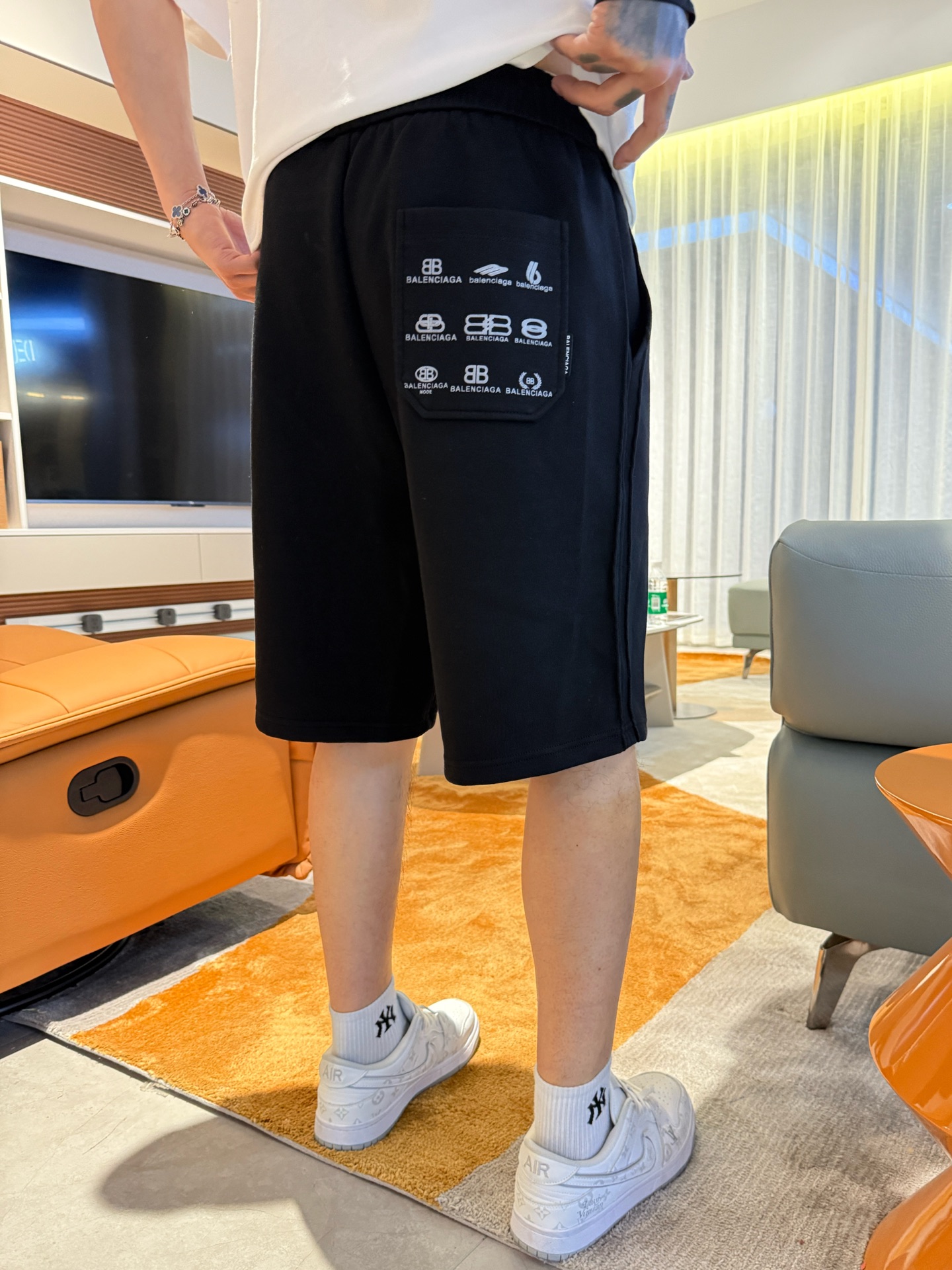 Balenciaga  休闲短裤服装 4