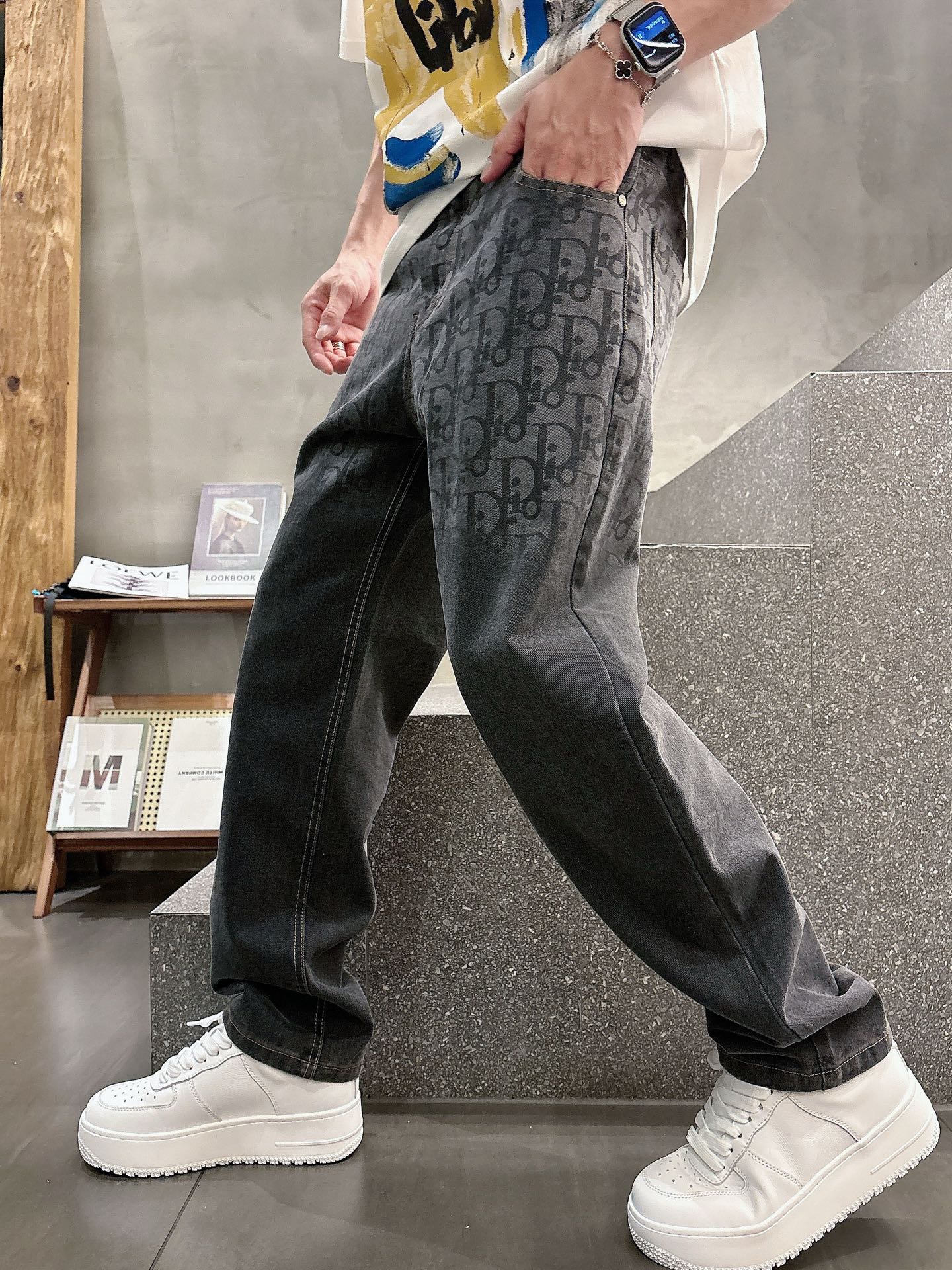 NO:565254,Dior's 2025 new product, original jeans, made by original heavy industry, brand classic LOGO design, complete with three standards!  Original hardware accessories. Customized denim fabrics at the counter, completely matched to the counter. You are welcome to try it on at the counter before buying. Don’t be afraid of comparing good products. Size 30-36 (35), dior, jeans, alexander wang19860909迪奥2025新品,原单牛仔裤 原版重工打造,品牌经典LOGO设计,三标齐全！原版五金辅料.专柜定制牛仔面料,完全对版专柜,欢迎专柜试穿后再购买,好货不怕比.码数30-36（35）,,dior,jeans,alexander wang,Men's clothing