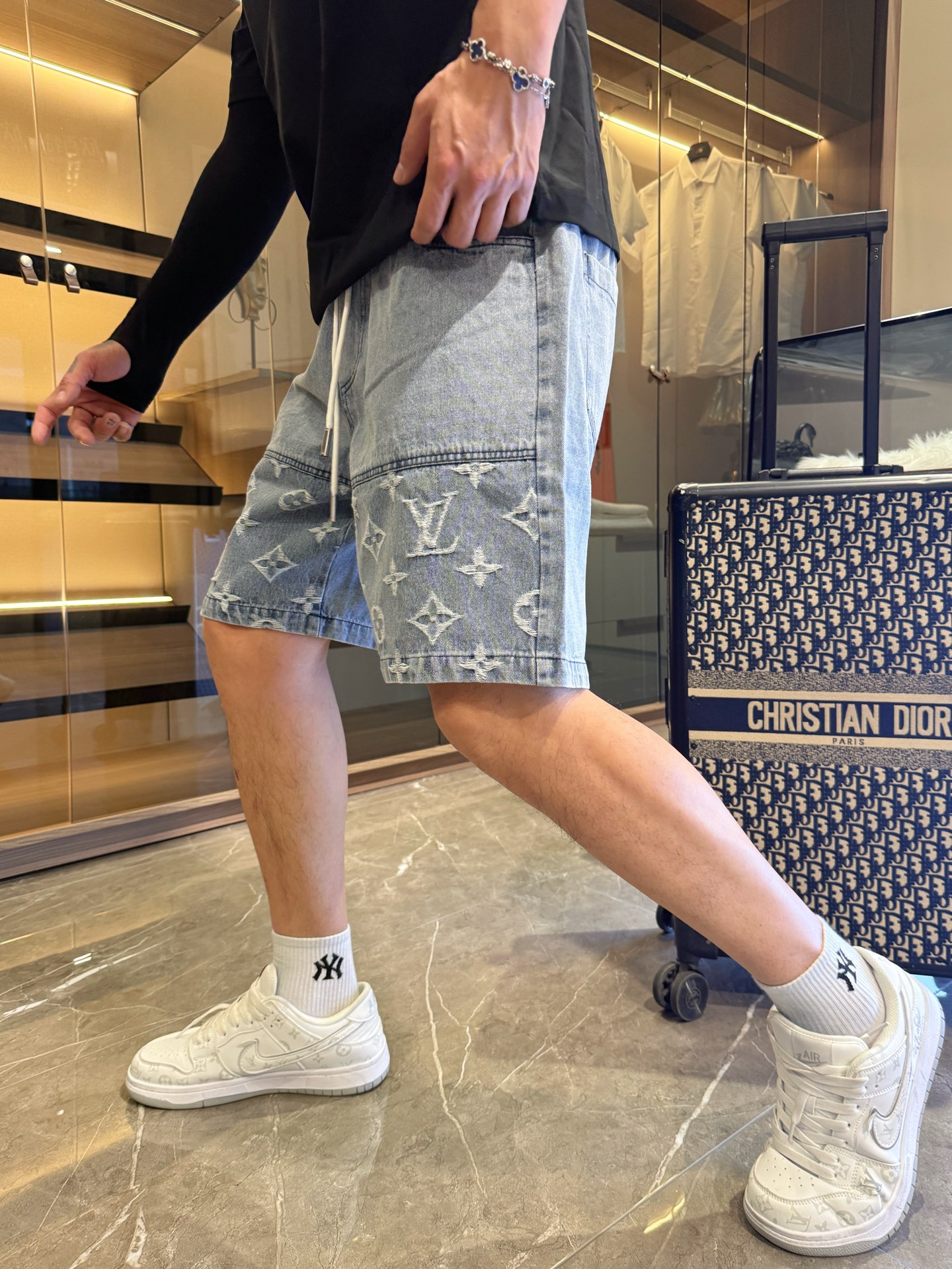 NO:477543,LV has three complete standards. 2025 summer new men's casual shorts, high-end custom fabric breathable fabric, extremely breathable, elastic and comfortable, impeccable details, top-level auxiliary materials, original logo design concept, delicate and soft feel!  The upper body style is excellent!  Size M-XXXL order to report height and weight, louis vuitton, shorts, alexander wang19860909LV 三标齐全 2025夏季新款男士休闲短裤,高级定制面料透气面料 透气弹力舒适度极高,细节无可挑剔,顶级辅料配备,原版logo设计理念,手感细腻柔软！上身版型超赞！尺码M-XXXL下单报身高体重,,louis vuitton,shorts,alexander wang,Men's clothing