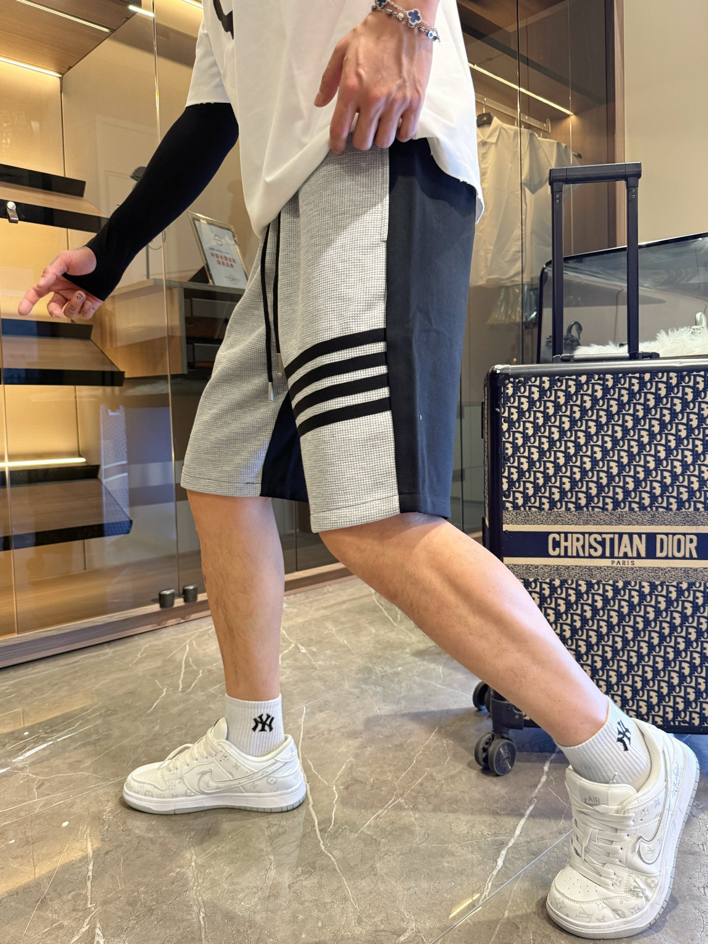 NO:477522,TB has complete three standards. The new 2025 summer casual shorts, high-end custom fabric breathable fabric, extremely breathable, elastic and comfortable, impeccable details, top-level auxiliary materials, original logo design concept, delicate and soft feel!  The upper body style is excellent!  Size M-XXXL order to report height and weight, shorts, alexander wang19860909TB 三标齐全 2025夏季新款男士休闲短裤,高级定制面料透气面料 透气弹力舒适度极高,细节无可挑剔,顶级辅料配备,原版logo设计理念,手感细腻柔软！上身版型超赞！尺码M-XXXL下单报身高体重,,shorts,alexander wang,Men's clothing