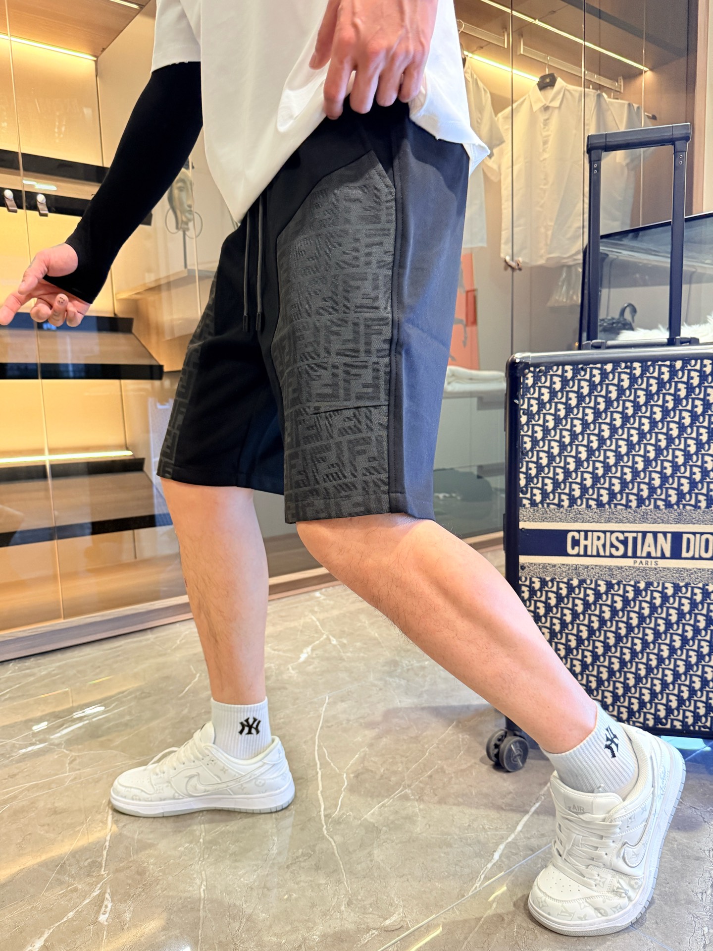 NO:477534,Fendi has complete three standards. 2025 summer new men's casual shorts, high-end custom fabric breathable fabric, extremely breathable, elastic and comfortable, impeccable details, top-level auxiliary materials, original logo design concept, delicate and soft feel!  The upper body style is excellent!  Size M-XXXL order to report height and weight, fendi, shorts, alexander wang19860909芬迪 三标齐全 2025夏季新款男士休闲短裤,高级定制面料透气面料 透气弹力舒适度极高,细节无可挑剔,顶级辅料配备,原版logo设计理念,手感细腻柔软！上身版型超赞！尺码M-XXXL下单报身高体重,,fendi,shorts,alexander wang,Men's clothing