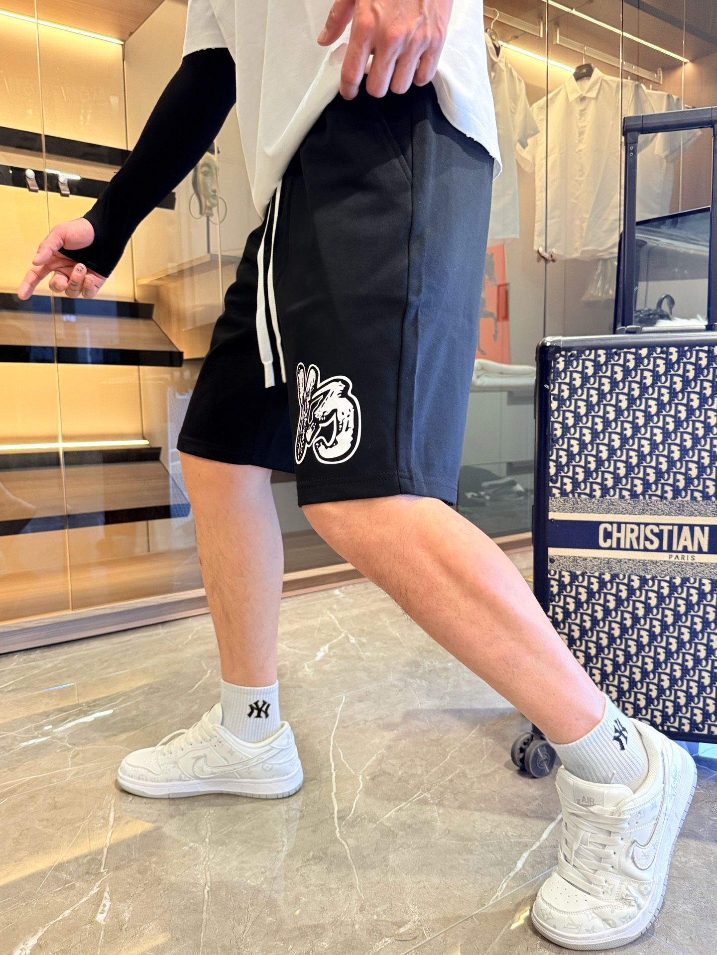 NO:477489,Y3 has complete three standards. The new 2025 summer casual shorts, high-end custom fabric breathable fabric, extremely breathable, elastic and comfortable, impeccable details, top-level auxiliary materials, original logo design concept, delicate and soft feel!  The upper body style is excellent!  Size M-XXXL order to report height and weight, shorts, alexander wang19860909Y3 三标齐全 2025夏季新款男士休闲短裤,高级定制面料透气面料 透气弹力舒适度极高,细节无可挑剔,顶级辅料配备,原版logo设计理念,手感细腻柔软！上身版型超赞！尺码M-XXXL下单报身高体重,,shorts,alexander wang,Men's clothing