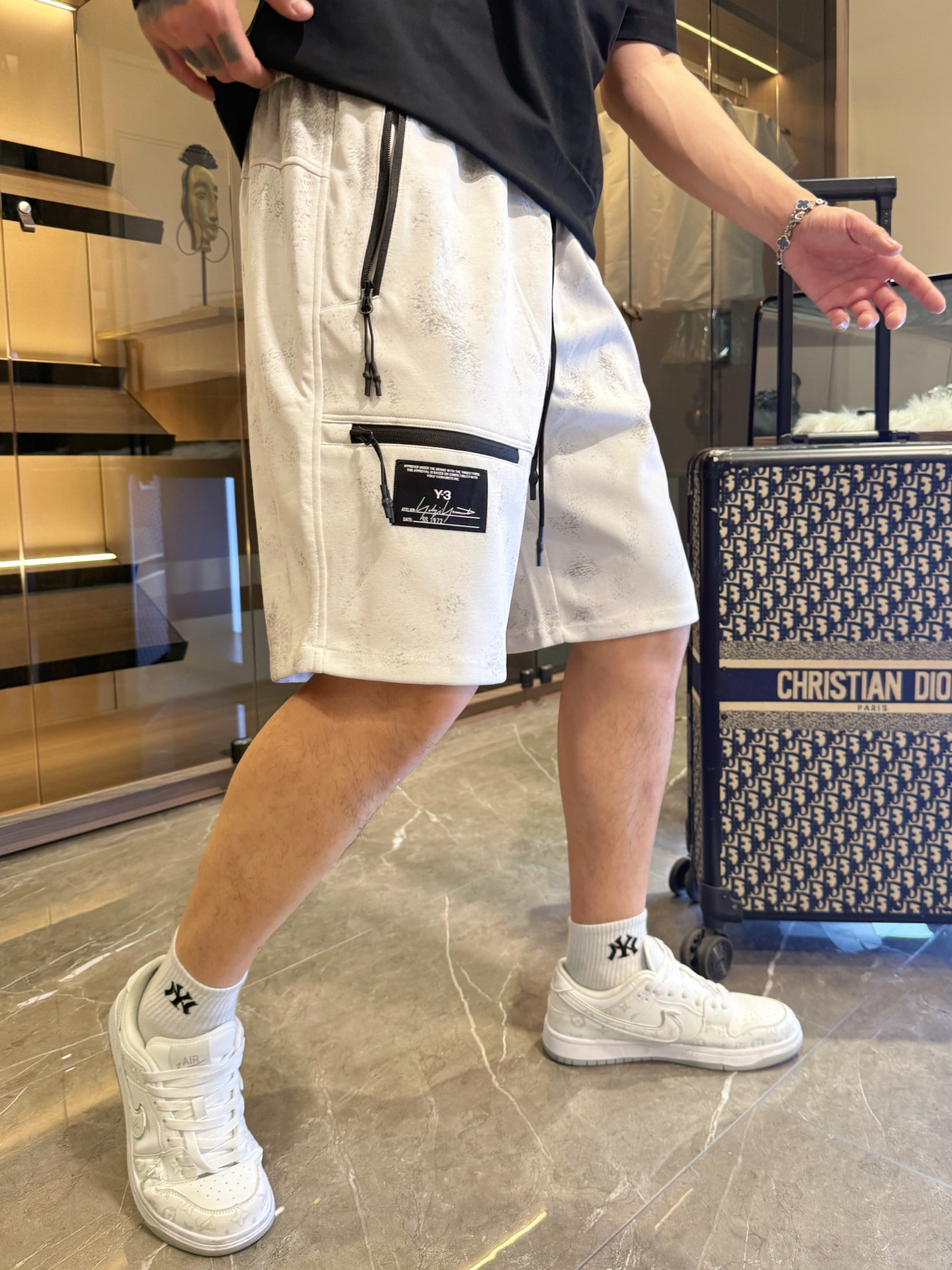 NO:430100,Y3 has complete three standards. The new 2025 summer casual shorts, high-end custom fabric breathable fabric, extremely breathable, elastic and comfortable, impeccable details, top-level auxiliary materials, original logo design concept, delicate and soft feel!  The upper body style is excellent!  Size M-XXXL order to report height and weight, shorts, alexander wang19860909Y3 三标齐全 2025夏季新款男士休闲短裤,高级定制面料透气面料 透气弹力舒适度极高,细节无可挑剔,顶级辅料配备,原版logo设计理念,手感细腻柔软！上身版型超赞！尺码M-XXXL下单报身高体重,,shorts,alexander wang,Men's clothing