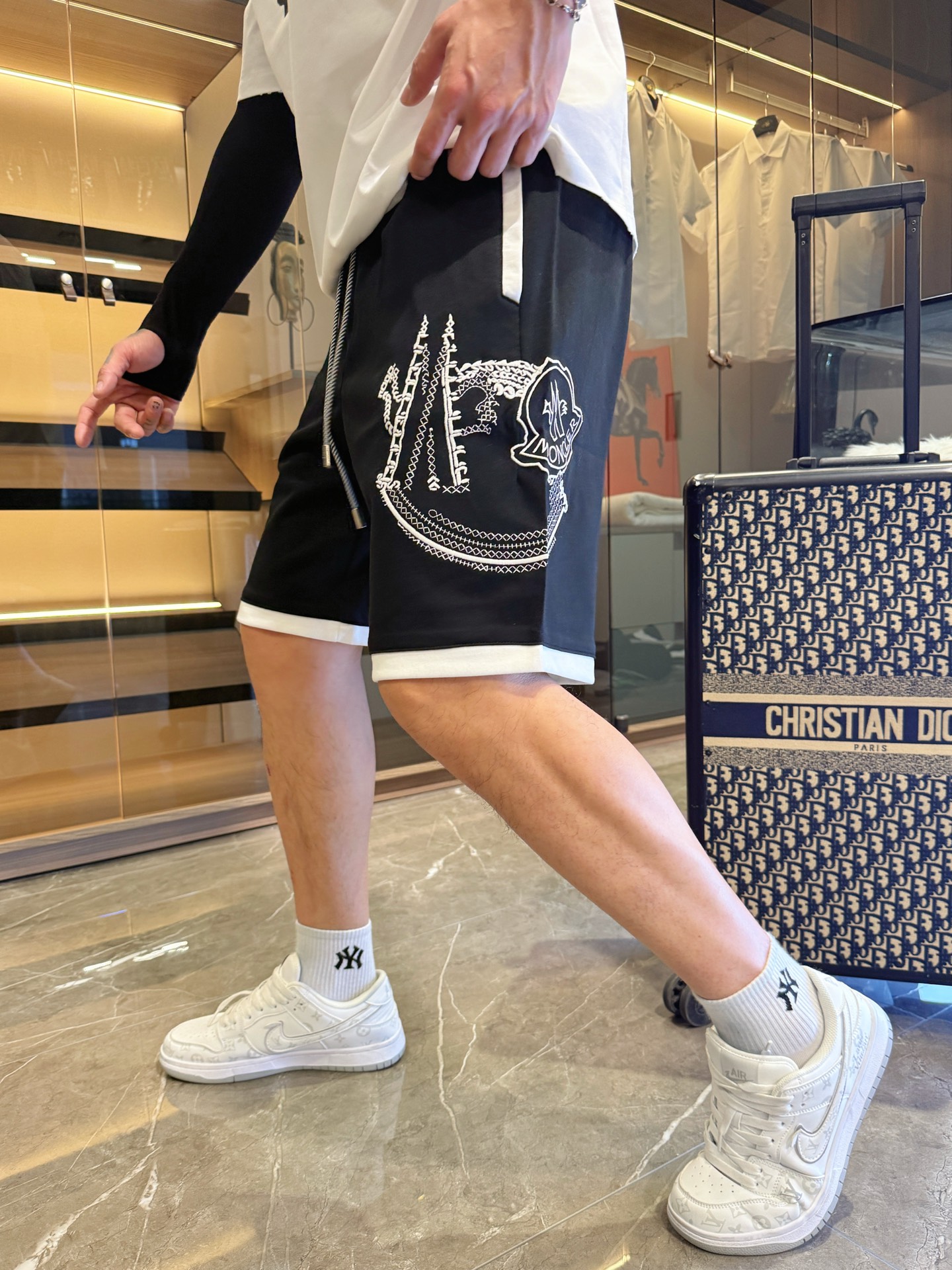 NO:477539,The three-standard 2025 summer new men's casual shorts, high-end custom fabric breathable fabric, extremely breathable elastic and comfortable, impeccable details, top-level auxiliary materials, original logo design concept, delicate and soft feel!  The upper body style is excellent!  Size M-XXXL order to report height and weight, Moncler, shorts, alexander wang19860909蒙口 三标齐全 2025夏季新款男士休闲短裤,高级定制面料透气面料 透气弹力舒适度极高,细节无可挑剔,顶级辅料配备,原版logo设计理念,手感细腻柔软！上身版型超赞！尺码M-XXXL下单报身高体重,,Moncler,shorts,alexander wang,Men's clothing