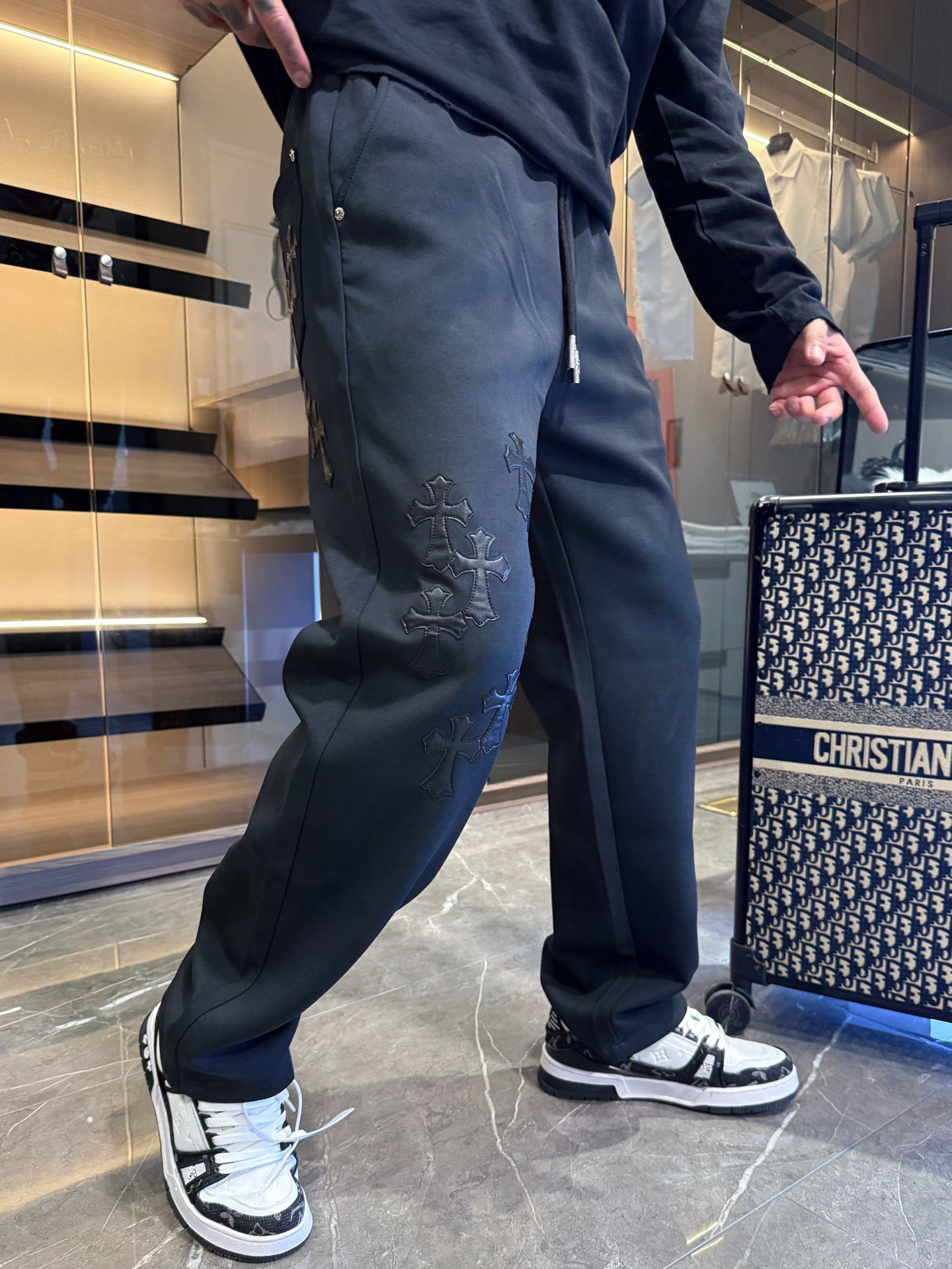 NO:526101,Croxin 2025 autumn and winter new casual pants!  The official website is released simultaneously. The brand's classic LOGO casual pants, customized fabric, excellent comfort, strong hand touch. Very high recognition, perfect quality craftsmanship. Size M-3XL, chrome hearts, alexander wang19860909克罗心2025秋冬新款休闲裤！官网同步发售.品牌经典LOGO休闲裤 ,定制面料,舒适度极好,手触感强烈.辨识度极高,完美品相工艺. 尺码M-3XL,,chrome hearts,alexander wang,Men's clothing