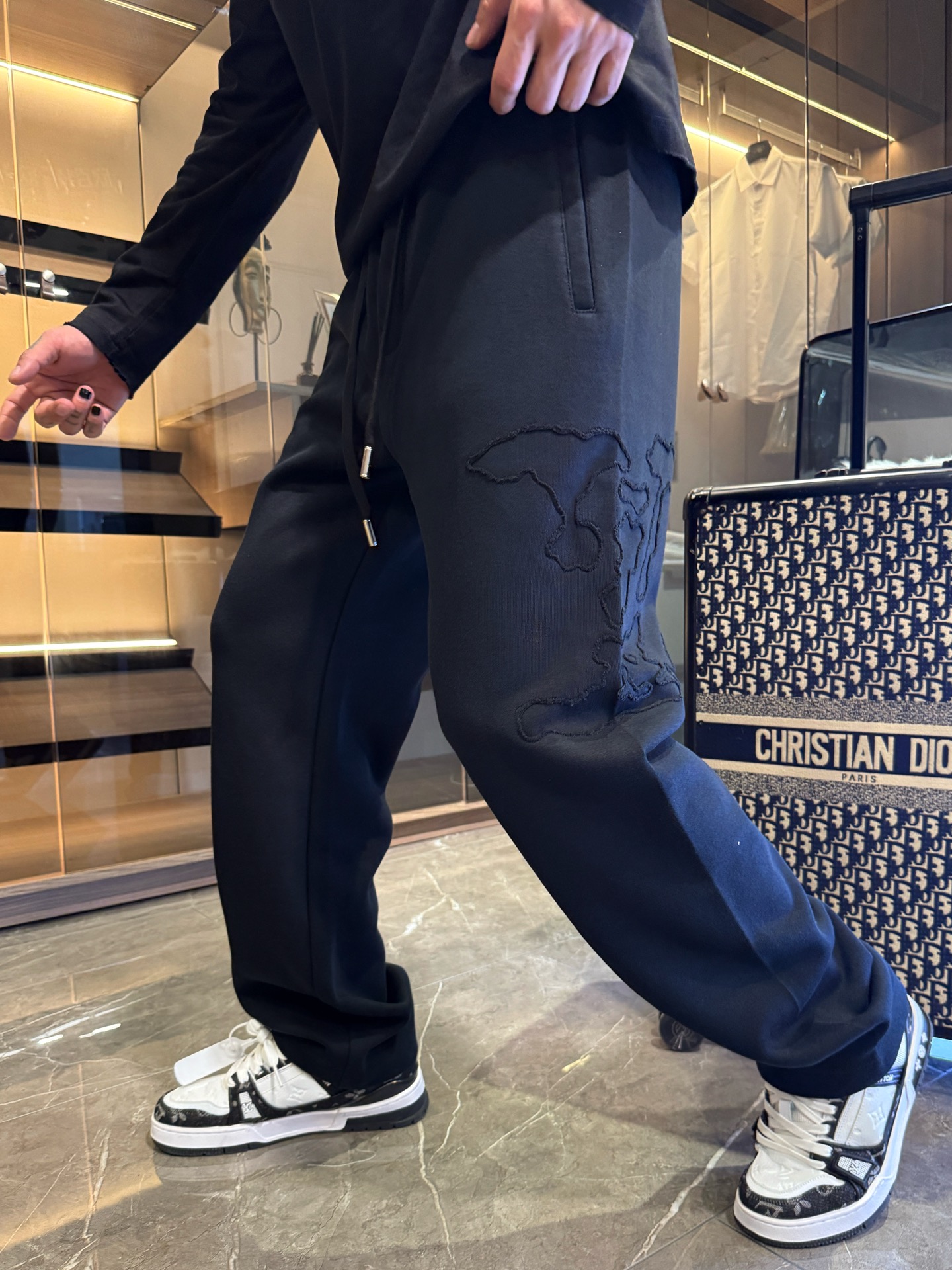 NO:526080,LV2025 autumn and winter new casual pants!  The official website is released simultaneously. The brand's classic LOGO casual pants, customized fabric, excellent comfort, strong hand touch. Extremely recognizable, perfect quality craftsmanship. Size M-3XL,,louis vuitton,alexander wang19860909LV2025秋冬新款休闲裤！官网同步发售.品牌经典LOGO休闲裤 ,定制面料,舒适度极好,手触感强烈.辨识度极高,完美品相工艺. 尺码M-3XL,,louis vuitton,alexander wang,Men's clothing