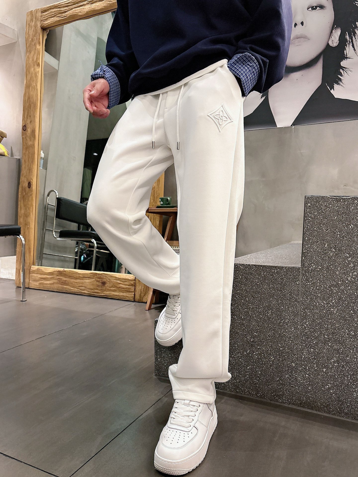 NO:527706,LV top-quality products New autumn and winter casual pants!  The official website is released simultaneously. The brand's classic LOGO casual pants, customized fabric, excellent comfort, strong hand touch. Extremely recognizable, perfect quality craftsmanship. Size M-3XL,,louis vuitton,alexander wang19860909LV 顶级货品 秋冬新款休闲裤！官网同步发售.品牌经典LOGO休闲裤 ,定制面料,舒适度极好,手触感强烈.辨识度极高,完美品相工艺. 尺码M-3XL,,louis vuitton,alexander wang,Men's clothing