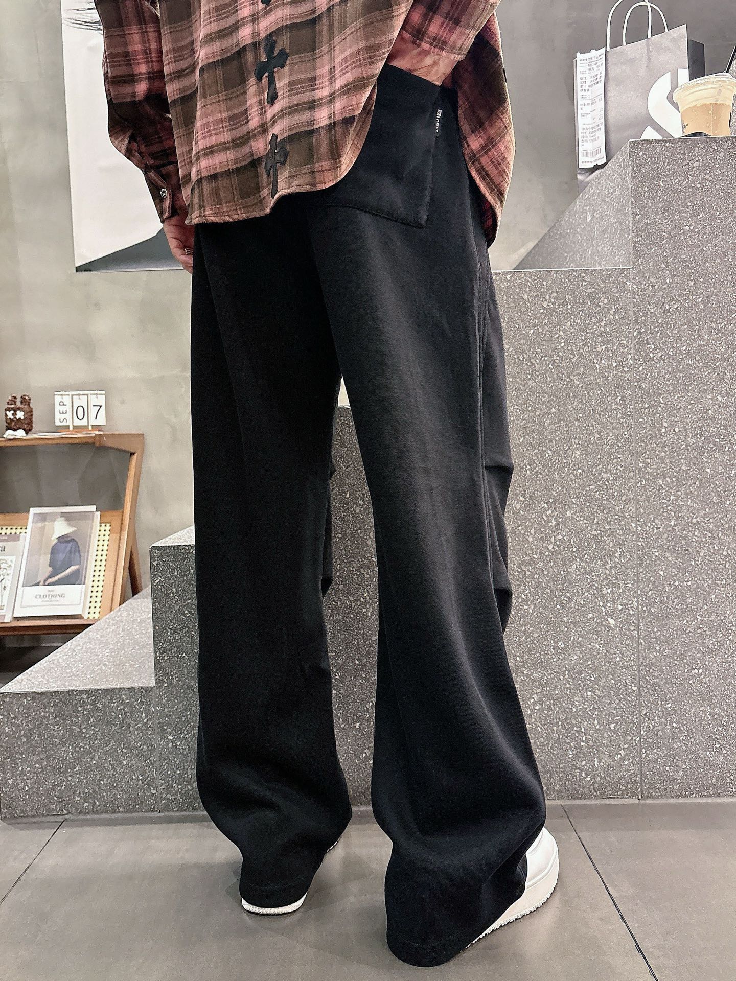 Loewe Logo Print Casual Pants - Stylish & Comfortable, Fall/Winter Collection 5 i1757496101451 5777 0 7