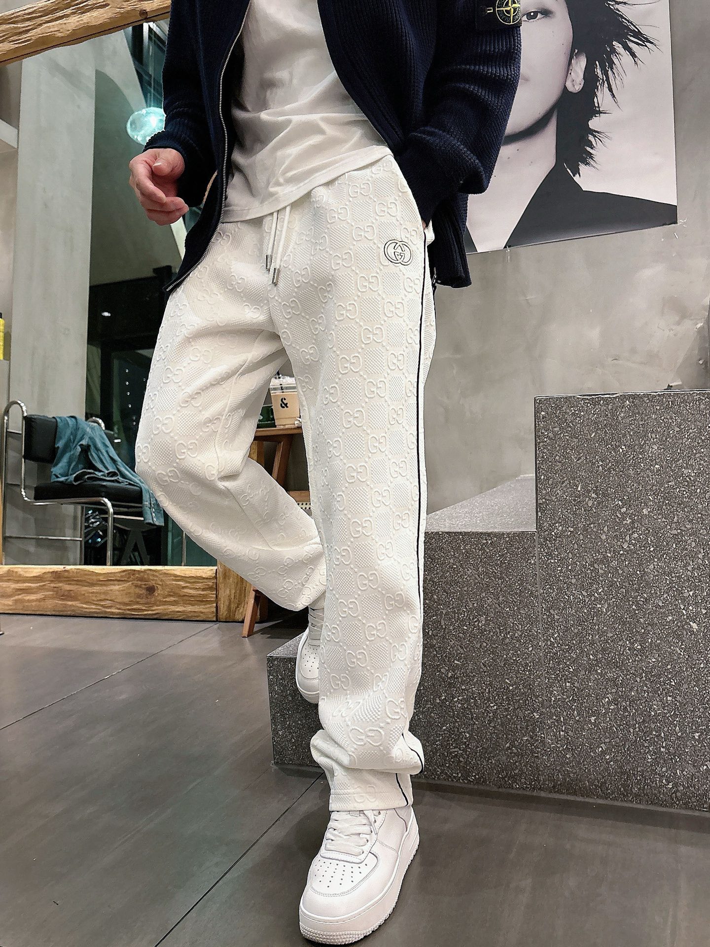 NO:527699,Guqi Top products New autumn and winter casual pants!  The official website is released simultaneously. The brand's classic LOGO casual pants, customized fabric, excellent comfort, strong hand touch. Extremely recognizable, perfect quality craftsmanship. Size M-3XL, alexander wang19860909古奇 顶级货品 秋冬新款休闲裤！官网同步发售.品牌经典LOGO休闲裤 ,定制面料,舒适度极好,手触感强烈.辨识度极高,完美品相工艺. 尺码M-3XL,,alexander wang,Men's clothing