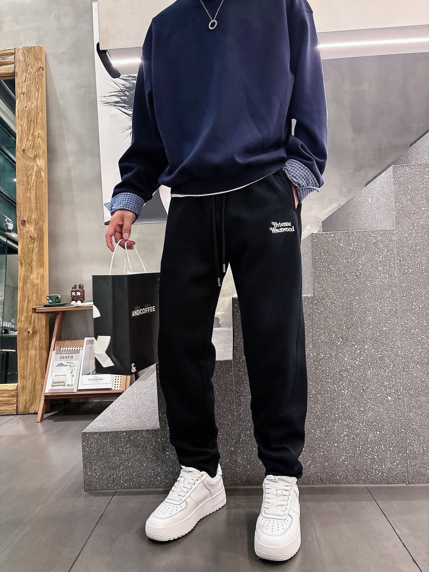 NO:608262,Queen Mother West's top products 2025 autumn and winter new casual pants!  On sale simultaneously on the official website. Brand classic LOGO casual pants, customized fabrics, excellent comfort, strong touch. Highly recognizable, perfect appearance and craftsmanship. Sizes M-3XL,, alexander wang19860909西太后 顶级货品 2025秋冬新款休闲裤！官网同步发售.品牌经典LOGO休闲裤 ,定制面料,舒适度极好,手触感强烈.辨识度极高,完美品相工艺. 尺码M-3XL,,alexander wang,Men's clothing