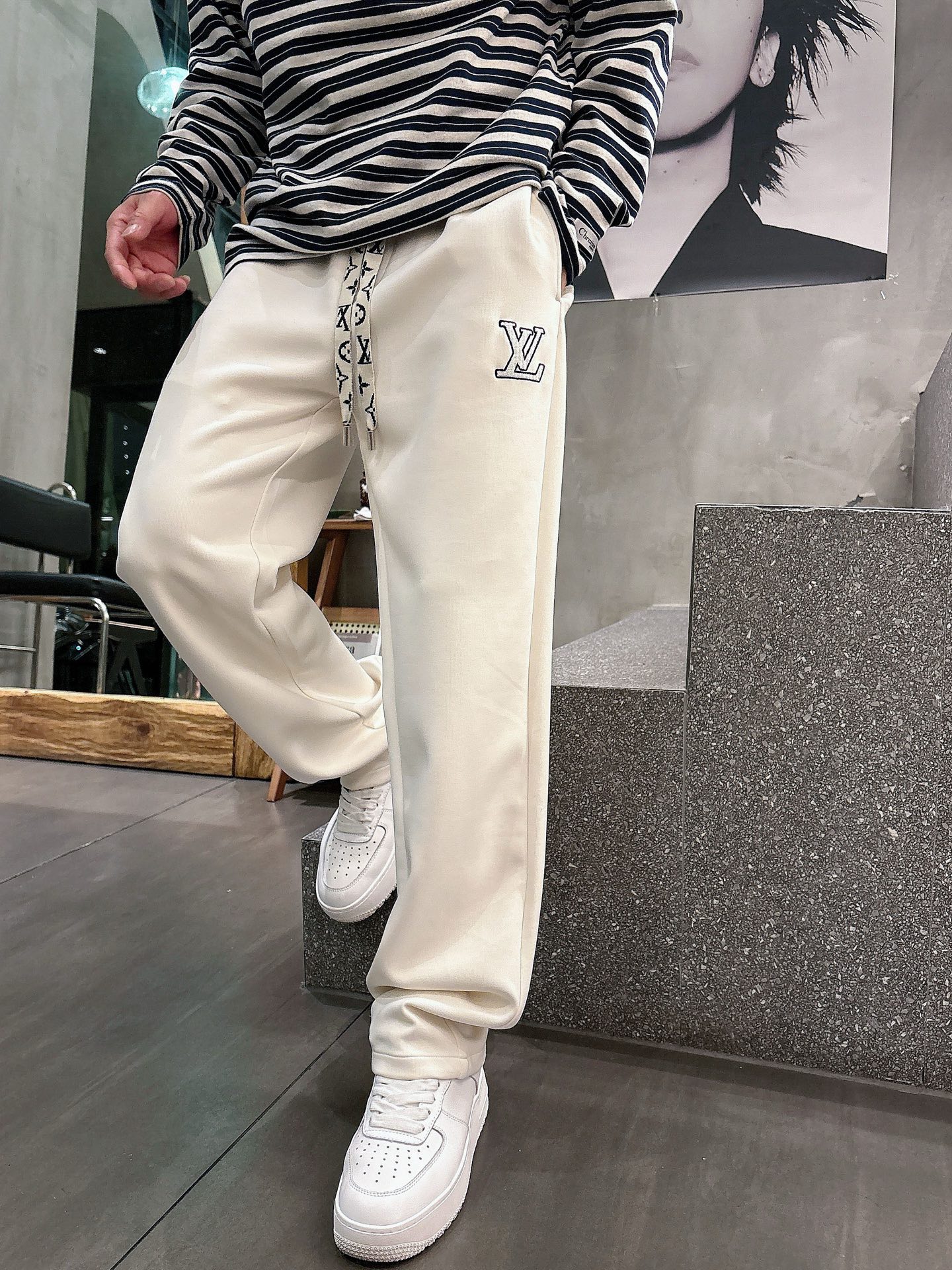 NO:527715,LV top-quality products New autumn and winter casual pants!  The official website is released simultaneously. The brand's classic LOGO casual pants, customized fabric, excellent comfort, strong hand touch. Extremely recognizable, perfect quality craftsmanship. Size M-3XL,,louis vuitton,alexander wang19860909LV 顶级货品 秋冬新款休闲裤！官网同步发售.品牌经典LOGO休闲裤 ,定制面料,舒适度极好,手触感强烈.辨识度极高,完美品相工艺. 尺码M-3XL,,louis vuitton,alexander wang,Men's clothing