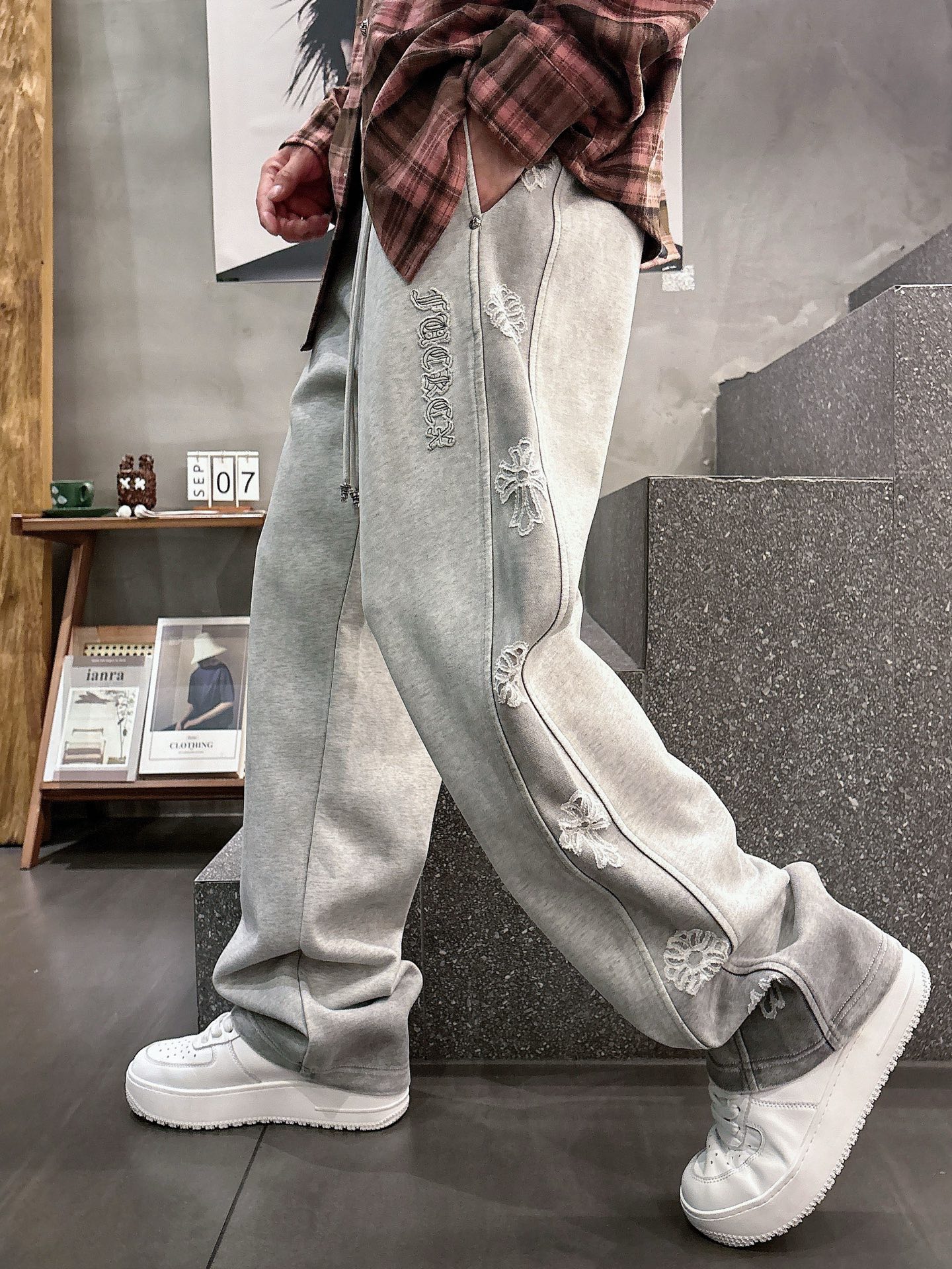 NO:608272,Croxin Top Products 2025 Autumn and Winter New Casual Pants!  On sale simultaneously on the official website. Brand classic LOGO casual pants, customized fabrics, extremely comfortable, strong touch. Highly recognizable, perfect appearance and craftsmanship. Sizes M-3XL, chrome hearts, alexander wang19860909克罗心 顶级货品 2025秋冬新款休闲裤！官网同步发售.品牌经典LOGO休闲裤 ,定制面料,舒适度极好,手触感强烈.辨识度极高,完美品相工艺. 尺码M-3XL,,chrome hearts,alexander wang,Men's clothing