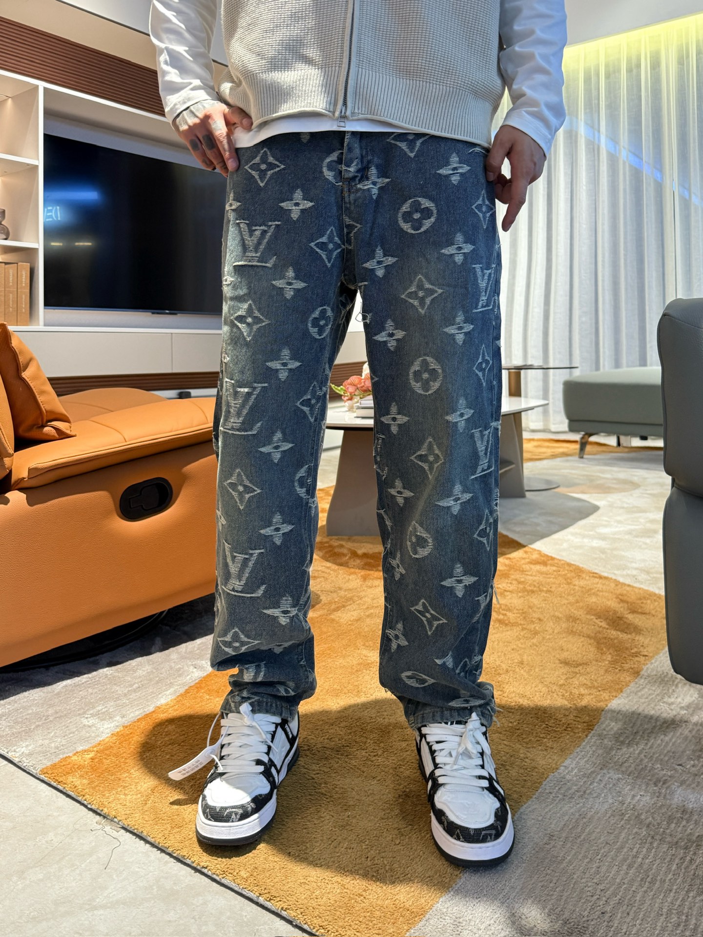 NO:528676,It mainly promotes new products in LV2025 autumn and winter, original single jeans, original heavy industry creation, brand classic LOGO design, complete three standards!  Original hardware accessories. Custom denim fabrics for counters, completely suitable for counters. Welcome to try them on before purchasing them. Good goods are not afraid of comparison. Number of codes 30-36 (35), louis vuitton, jeans, alexander wang19860909主推LV2025秋冬新品,原单牛仔裤 原版重工打造,品牌经典LOGO设计,三标齐全！原版五金辅料.专柜定制牛仔面料,完全对版专柜,欢迎专柜试穿后再购买,好货不怕比.码数30-36（35）,,louis vuitton,jeans,alexander wang,Men's clothing