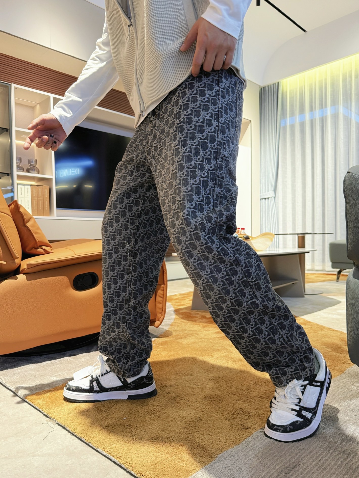 NO:528692,The main promotion is Dior's new autumn and winter products, original single jeans, original heavy industry creation, brand classic LOGO design, complete three standards!  Original hardware accessories. Customized denim fabrics for counters, completely suitable for counters. Welcome to try them on before purchasing them. Good goods are not afraid of comparison. Number of codes 30-36 (35), dior, jeans, alexander wang19860909主推迪奥2025秋冬新品,原单牛仔裤 原版重工打造,品牌经典LOGO设计,三标齐全！原版五金辅料.专柜定制牛仔面料,完全对版专柜,欢迎专柜试穿后再购买,好货不怕比.码数30-36（35）,,dior,jeans,alexander wang,Men's clothing