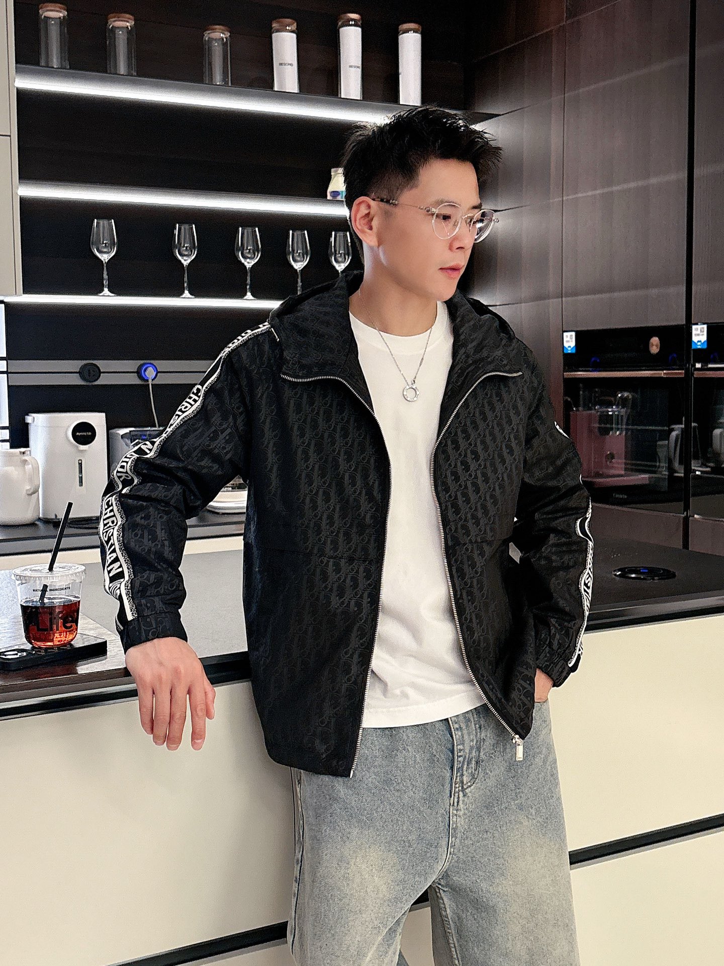 NO:572797,Dior's new jacket, original order, fashionable jacket made of imported Italian fabrics. The European counters are synchronized, the upper body is more casual and generous, the counter's original hardware is a new luxury high-end customized accessory!  Luxurious brand-specific logo embellishment design, the highest quality shipments in the market, original accessories, the ultimate in luxury!  Soft and comfortable. The upper body is very handsome!  Suitable for any scene!  Size: M-3XL,,dior,jackets & coats,jackets & coats,alexander wang19860909迪奥新款夹克外套,原单狠货 意大利进口面料时尚夹克外套.欧洲专柜同步,上身更随意大方,专柜原版五金奢华高档定制配饰新作！奢华品牌特质logo点缀设计,市场最高品质出货、原版辅料,奢华极致！柔软舒适.上身爆帅！适合任意场景！码数:M-3XL,,dior,jackets & coats,jackets & coats,alexander wang,Men's clothing