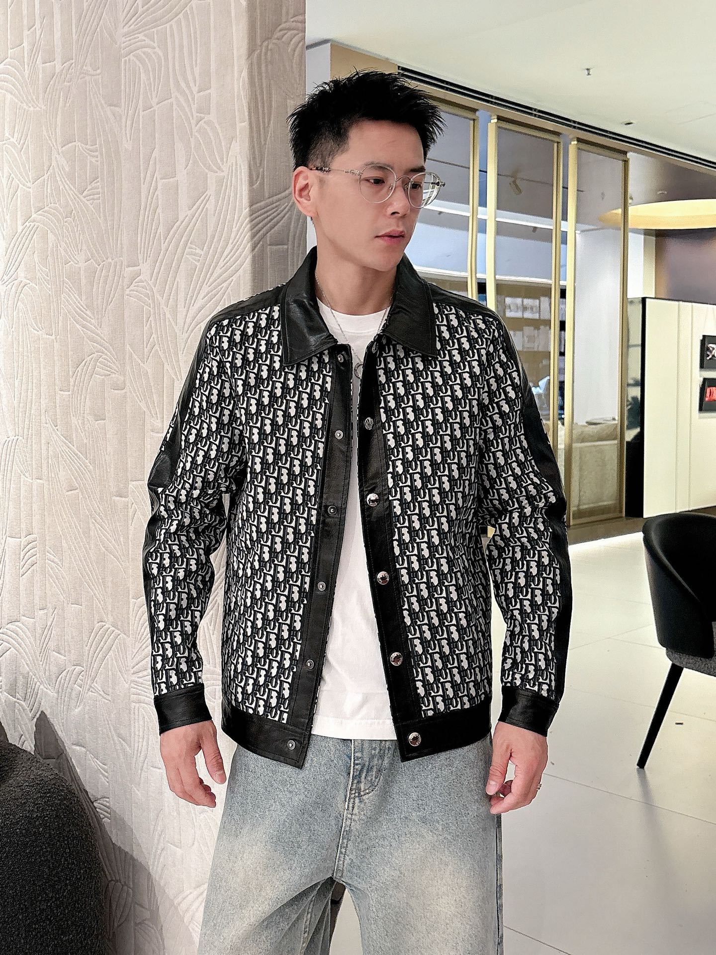 NO:572788,Dior's new jacket, original order, fashionable jacket made of imported Italian fabrics. The European counters are synchronized, the upper body is more casual and generous, the counter's original hardware is a new luxury high-end customized accessory!  Luxurious brand-specific logo embellishment design, the highest quality shipments in the market, original accessories, the ultimate in luxury!  Soft and comfortable. The upper body is very handsome!  Suitable for any scene!  Size: M-3XL,,dior,jackets & coats,jackets & coats,alexander wang19860909迪奥新款夹克外套,原单狠货 意大利进口面料时尚夹克外套.欧洲专柜同步,上身更随意大方,专柜原版五金奢华高档定制配饰新作！奢华品牌特质logo点缀设计,市场最高品质出货、原版辅料,奢华极致！柔软舒适.上身爆帅！适合任意场景！码数:M-3XL,,dior,jackets & coats,jackets & coats,alexander wang,Men's clothing