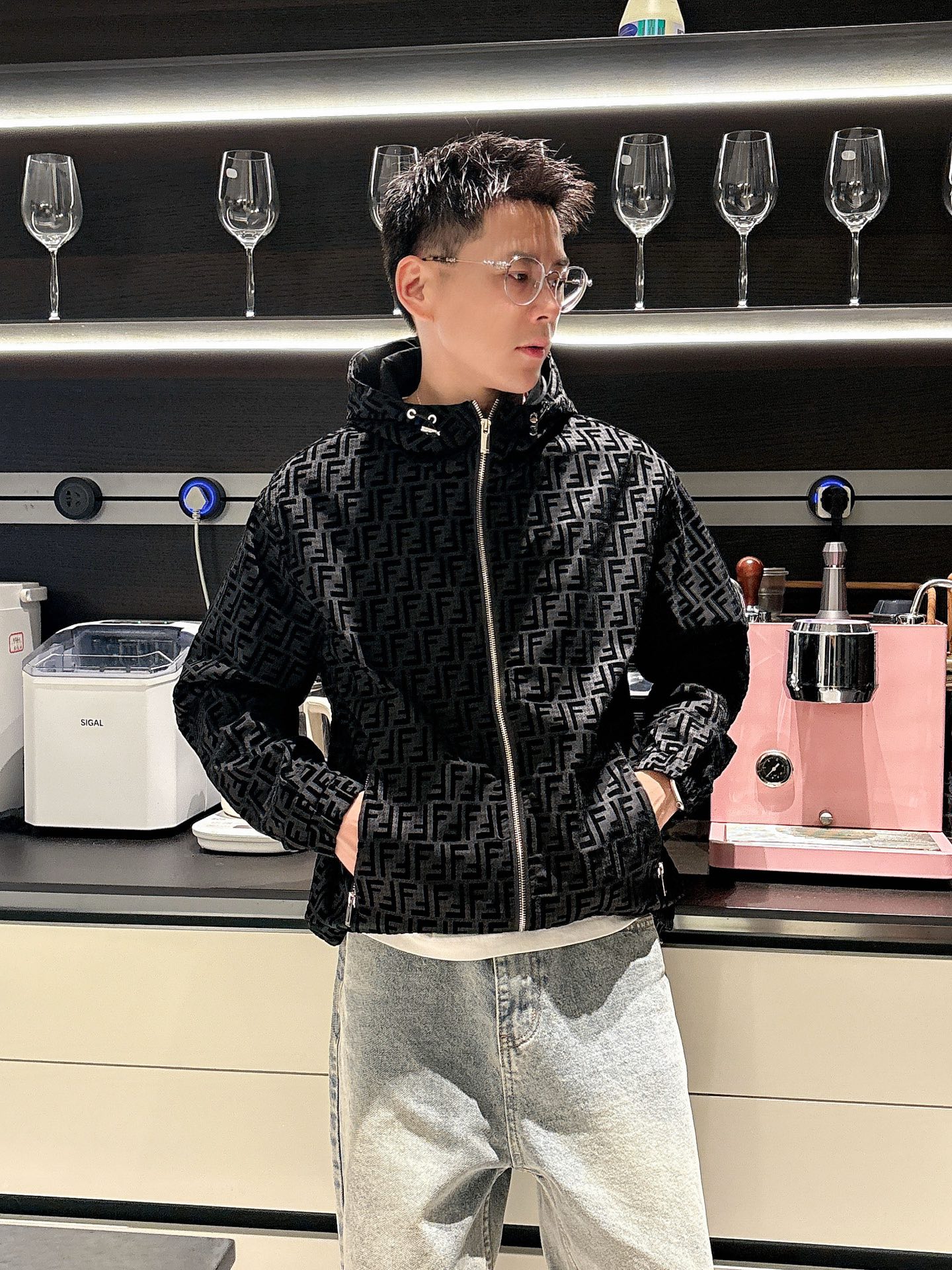 NO:572786,Fendi's new jackets, original products, fashionable jackets made of imported Italian fabrics. The European counters are synchronized, the upper body is more casual and generous, and the counter's original hardware is a new luxury high-end customized accessory!  Luxurious brand-specific logo embellishment design, the highest quality shipments in the market, original accessories, the ultimate in luxury!  Soft and comfortable. The upper body is very handsome!  Suitable for any scene!  Size: M-3XL,,fendi,jackets & coats,jackets & coats,alexander wang19860909芬迪新款夹克外套,原单狠货 意大利进口面料时尚夹克外套.欧洲专柜同步,上身更随意大方,专柜原版五金奢华高档定制配饰新作！奢华品牌特质logo点缀设计,市场最高品质出货、原版辅料,奢华极致！柔软舒适.上身爆帅！适合任意场景！码数:M-3XL,,fendi,jackets & coats,jackets & coats,alexander wang,Men's clothing