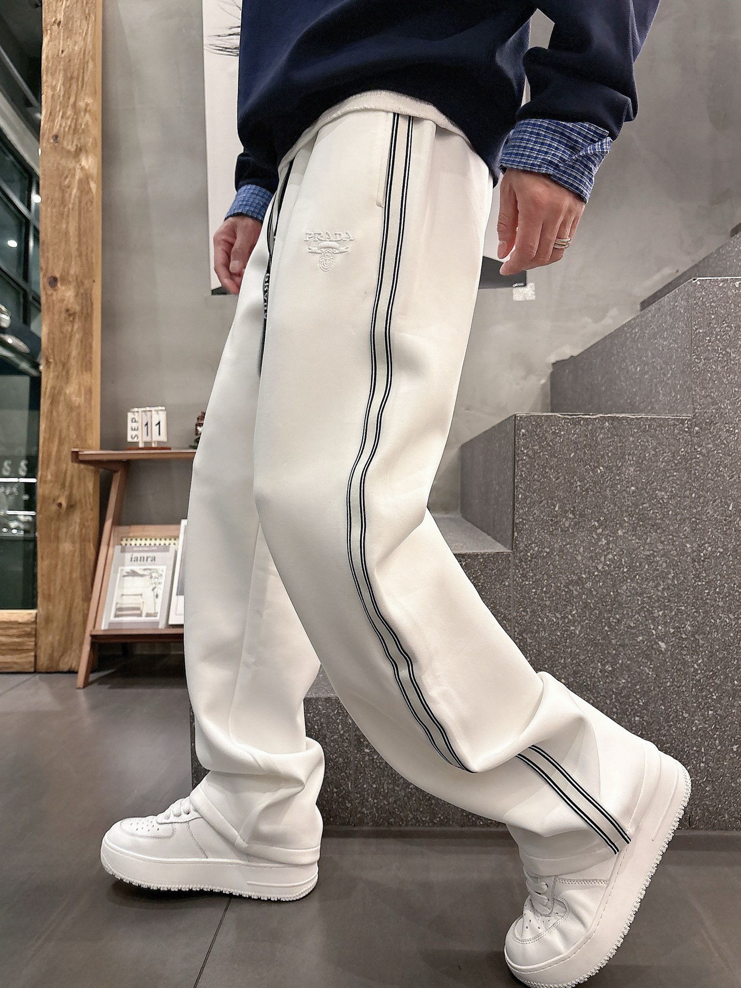 NO:527742,Prada Top-notch products New autumn and winter casual pants!  The official website is released simultaneously. The brand's classic LOGO casual pants, customized fabric, excellent comfort, strong hand touch. Extremely recognizable, perfect quality craftsmanship. Size M-3XL, prada, alexander wang19860909普拉达 顶级货品 秋冬新款休闲裤！官网同步发售.品牌经典LOGO休闲裤 ,定制面料,舒适度极好,手触感强烈.辨识度极高,完美品相工艺. 尺码M-3XL,,prada,alexander wang,Men's clothing