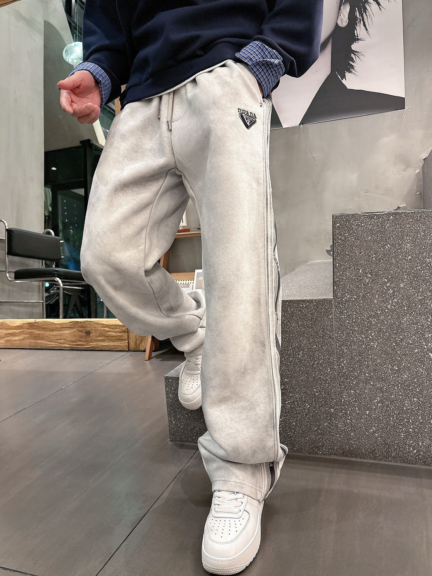 NO:527734,Prada Top-notch products New autumn and winter casual pants!  The official website is released simultaneously. The brand's classic LOGO casual pants, customized fabric, excellent comfort, strong hand touch. Extremely recognizable, perfect quality craftsmanship. Size M-3XL, prada, alexander wang19860909普拉达 顶级货品 秋冬新款休闲裤！官网同步发售.品牌经典LOGO休闲裤 ,定制面料,舒适度极好,手触感强烈.辨识度极高,完美品相工艺. 尺码M-3XL,,prada,alexander wang,Men's clothing