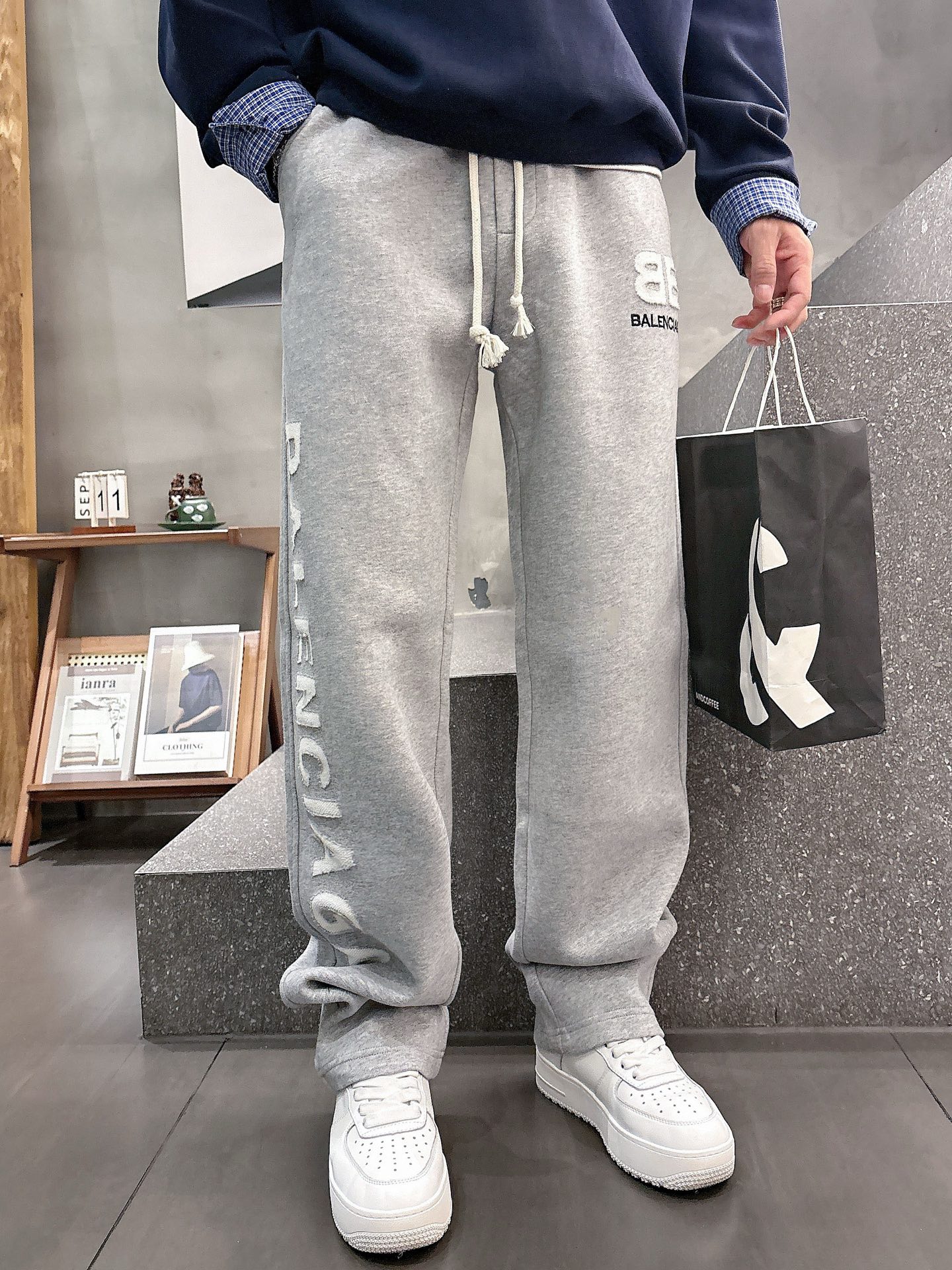 NO:527717,Balenciaga Top products New autumn and winter casual pants!  The official website is released simultaneously. The brand's classic LOGO casual pants, customized fabric, excellent comfort, strong hand touch. Extremely recognizable, perfect quality craftsmanship. Size M-3XL, balenciaga, alexander wang19860909巴黎世家 顶级货品 秋冬新款休闲裤！官网同步发售.品牌经典LOGO休闲裤 ,定制面料,舒适度极好,手触感强烈.辨识度极高,完美品相工艺. 尺码M-3XL,,balenciaga,alexander wang,Men's clothing