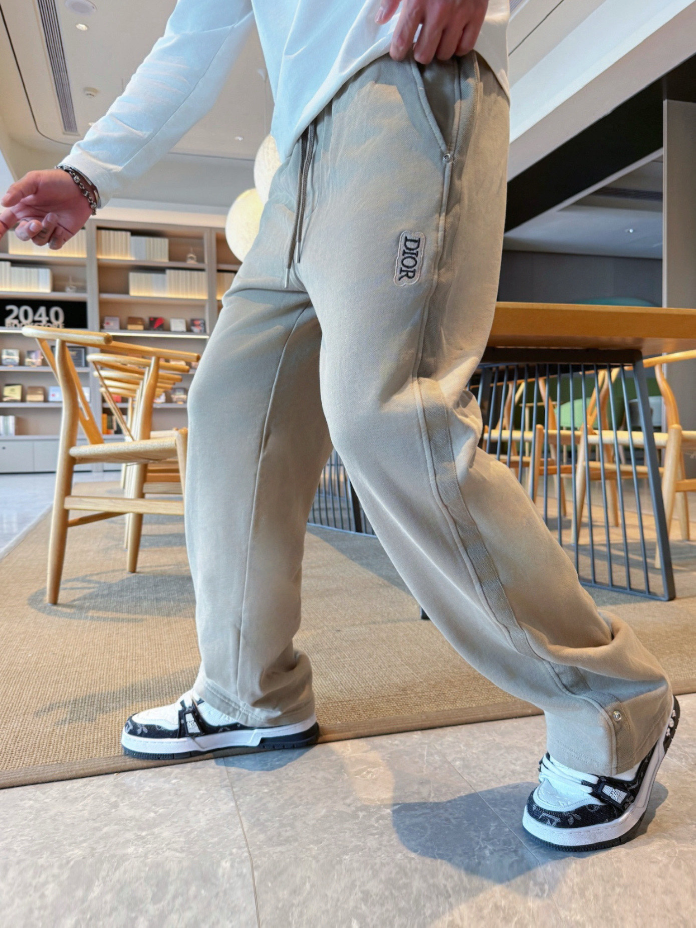 NO:609625,Dior's top product 2025 autumn and winter new casual pants!  On sale simultaneously on the official website. Brand classic LOGO casual pants, customized fabrics, excellent comfort, strong touch. Highly recognizable, perfect appearance and craftsmanship. Sizes M-3XL, dior, alexander wang19860909迪奥顶级货品 2025秋冬新款休闲裤！官网同步发售.品牌经典LOGO休闲裤 ,定制面料,舒适度极好,手触感强烈.辨识度极高,完美品相工艺. 尺码M-3XL,,dior,alexander wang,Men's clothing