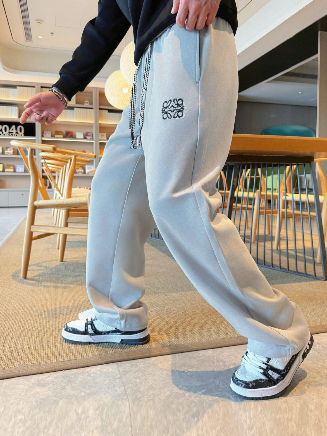 NO:609700,Loewe's top products 2025 autumn and winter new casual pants!  On sale simultaneously on the official website. The brand's classic LOGO casual pants, customized fabrics, excellent comfort, strong touch. Highly recognizable, perfect appearance and craftsmanship. Sizes M-3XL, loewe, alexander wang19860909罗意威顶级货品 2025秋冬新款休闲裤！官网同步发售.品牌经典LOGO休闲裤 ,定制面料,舒适度极好,手触感强烈.辨识度极高,完美品相工艺. 尺码M-3XL,,loewe,alexander wang,Men's clothing