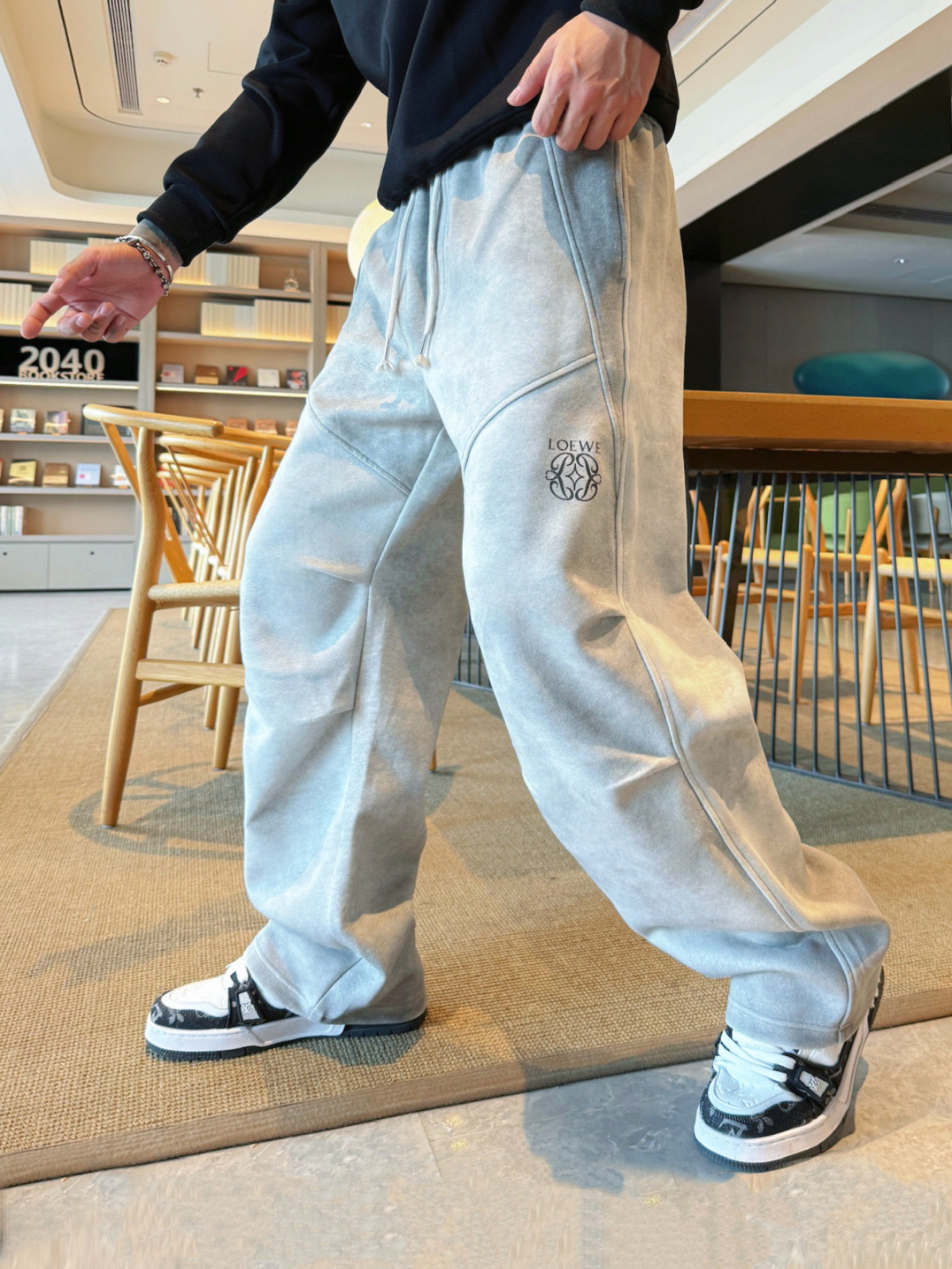 NO:609665,Loewe's top products 2025 autumn and winter new casual pants!  On sale simultaneously on the official website. The brand's classic LOGO casual pants, customized fabrics, excellent comfort, strong touch. Highly recognizable, perfect appearance and craftsmanship. Sizes M-3XL, loewe, alexander wang19860909罗意威顶级货品 2025秋冬新款休闲裤！官网同步发售.品牌经典LOGO休闲裤 ,定制面料,舒适度极好,手触感强烈.辨识度极高,完美品相工艺. 尺码M-3XL,,loewe,alexander wang,Men's clothing