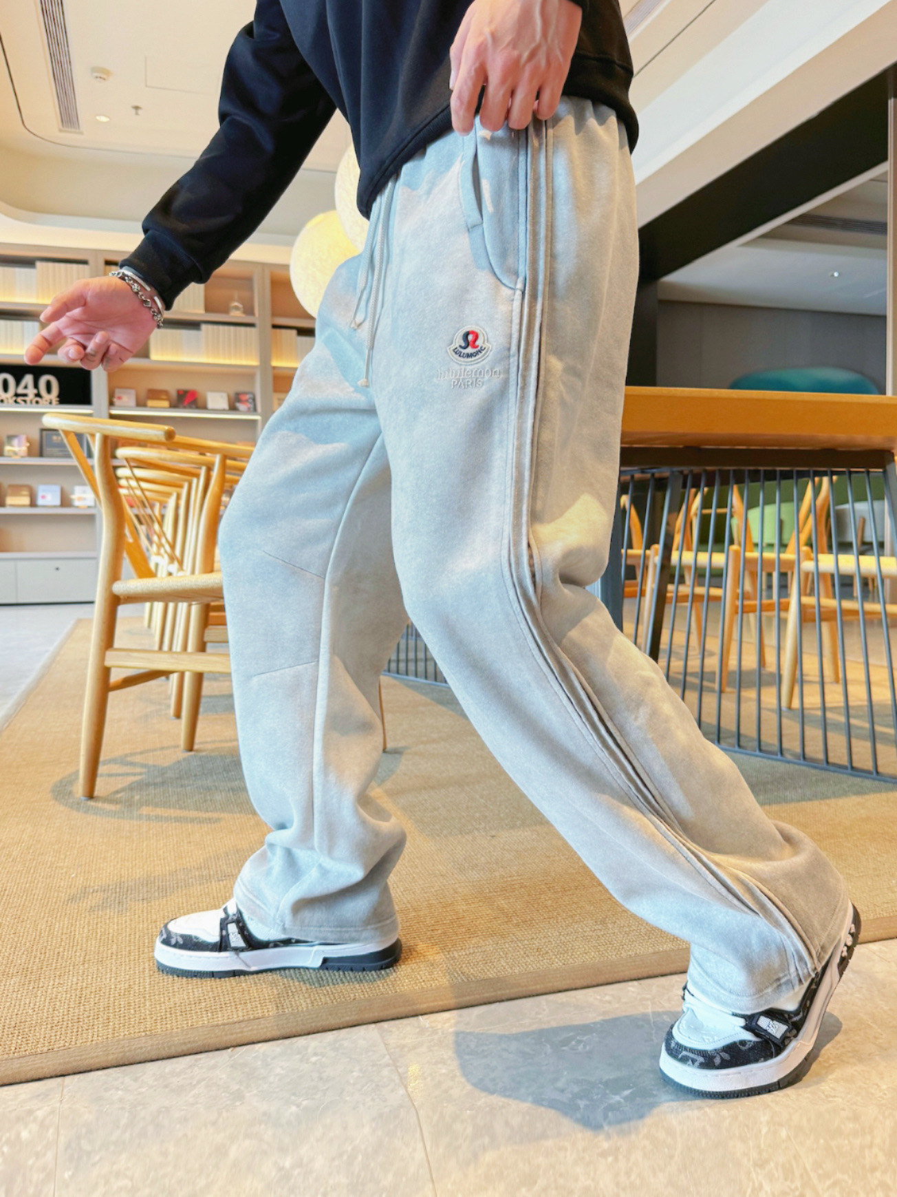 NO:609615,Lulu's top products 2025 autumn and winter new casual pants!  On sale simultaneously on the official website. Brand classic LOGO casual pants, customized fabrics, excellent comfort, strong touch. Highly recognizable, perfect appearance and craftsmanship. Sizes M-3XL,, alexander wang19860909Lulu顶级货品 2025秋冬新款休闲裤！官网同步发售.品牌经典LOGO休闲裤 ,定制面料,舒适度极好,手触感强烈.辨识度极高,完美品相工艺. 尺码M-3XL,,alexander wang,Men's clothing