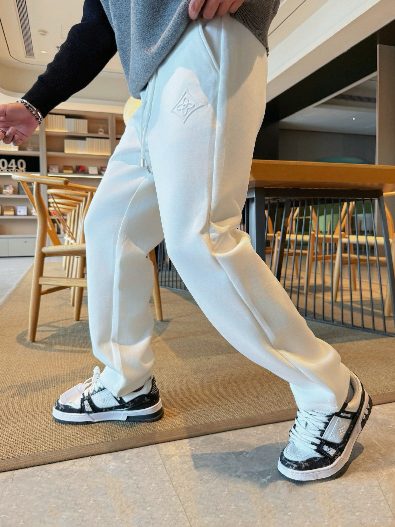 NO:609636,LV top products 2025 autumn and winter new casual pants!  On sale simultaneously on the official website. The brand's classic LOGO casual pants, customized fabrics, extremely comfortable, strong touch. Highly recognizable, perfect appearance and craftsmanship. Sizes M-3XL, louis vuitton, alexander wang19860909LV顶级货品 2025秋冬新款休闲裤！官网同步发售.品牌经典LOGO休闲裤 ,定制面料,舒适度极好,手触感强烈.辨识度极高,完美品相工艺. 尺码M-3XL,,louis vuitton,alexander wang,Men's clothing