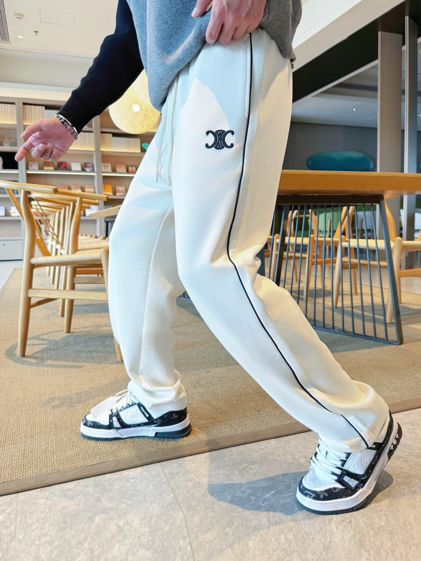 NO:609614,Celine's top products 2025 autumn and winter new casual pants!  On sale simultaneously on the official website. Brand classic LOGO casual pants, customized fabrics, excellent comfort, strong touch. Highly recognizable, perfect appearance and craftsmanship. Sizes M-3XL,, alexander wang19860909塞琳顶级货品 2025秋冬新款休闲裤！官网同步发售.品牌经典LOGO休闲裤 ,定制面料,舒适度极好,手触感强烈.辨识度极高,完美品相工艺. 尺码M-3XL,,alexander wang,Men's clothing