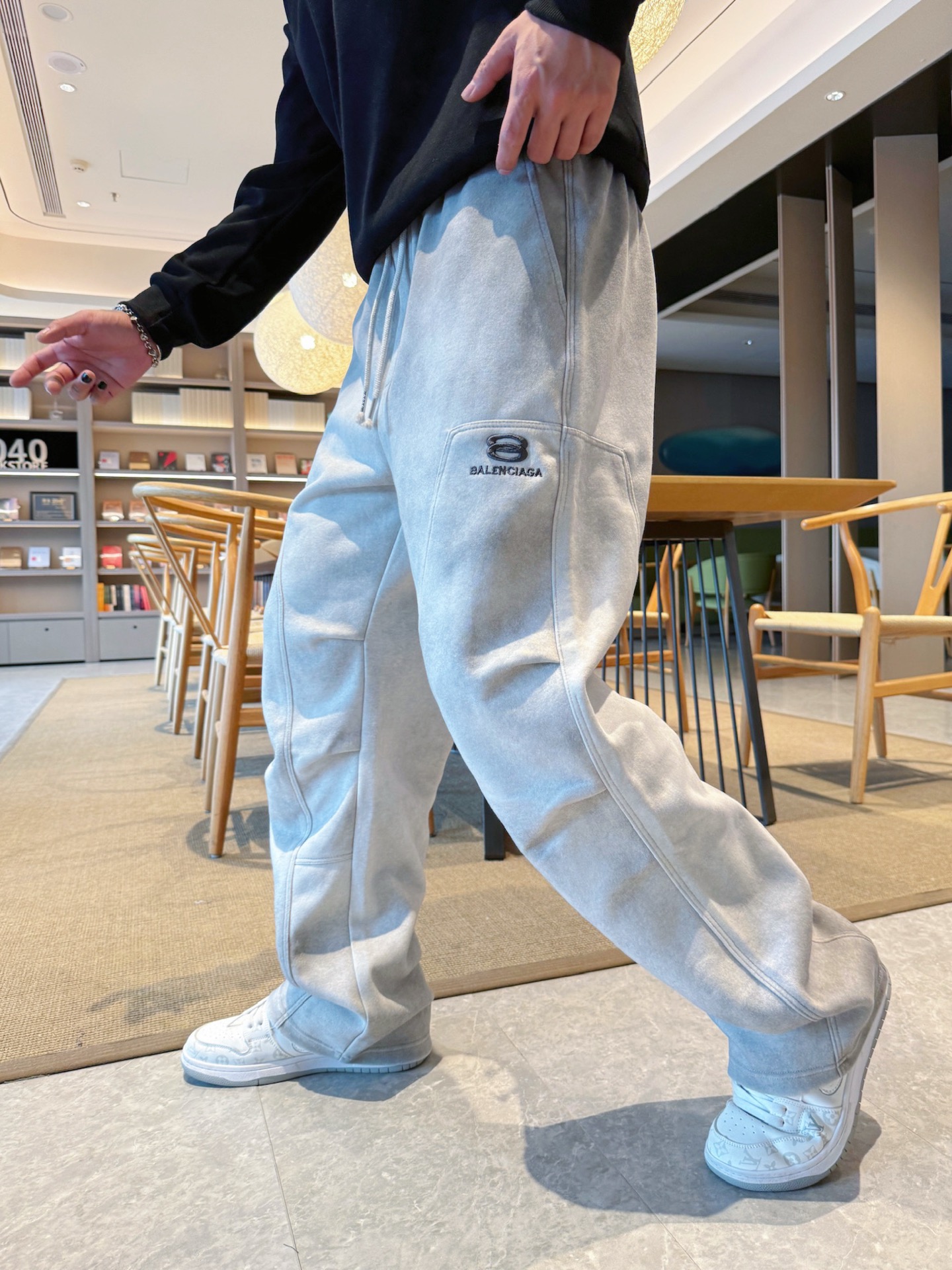 NO:609690,Balenciaga's top product 2025 autumn and winter new casual pants!  On sale simultaneously on the official website. Brand classic LOGO casual pants, customized fabrics, excellent comfort, strong touch. Highly recognizable, perfect appearance and craftsmanship. Sizes M-3XL, balenciaga, alexander wang19860909巴黎世家顶级货品 2025秋冬新款休闲裤！官网同步发售.品牌经典LOGO休闲裤 ,定制面料,舒适度极好,手触感强烈.辨识度极高,完美品相工艺. 尺码M-3XL,,balenciaga,alexander wang,Men's clothing