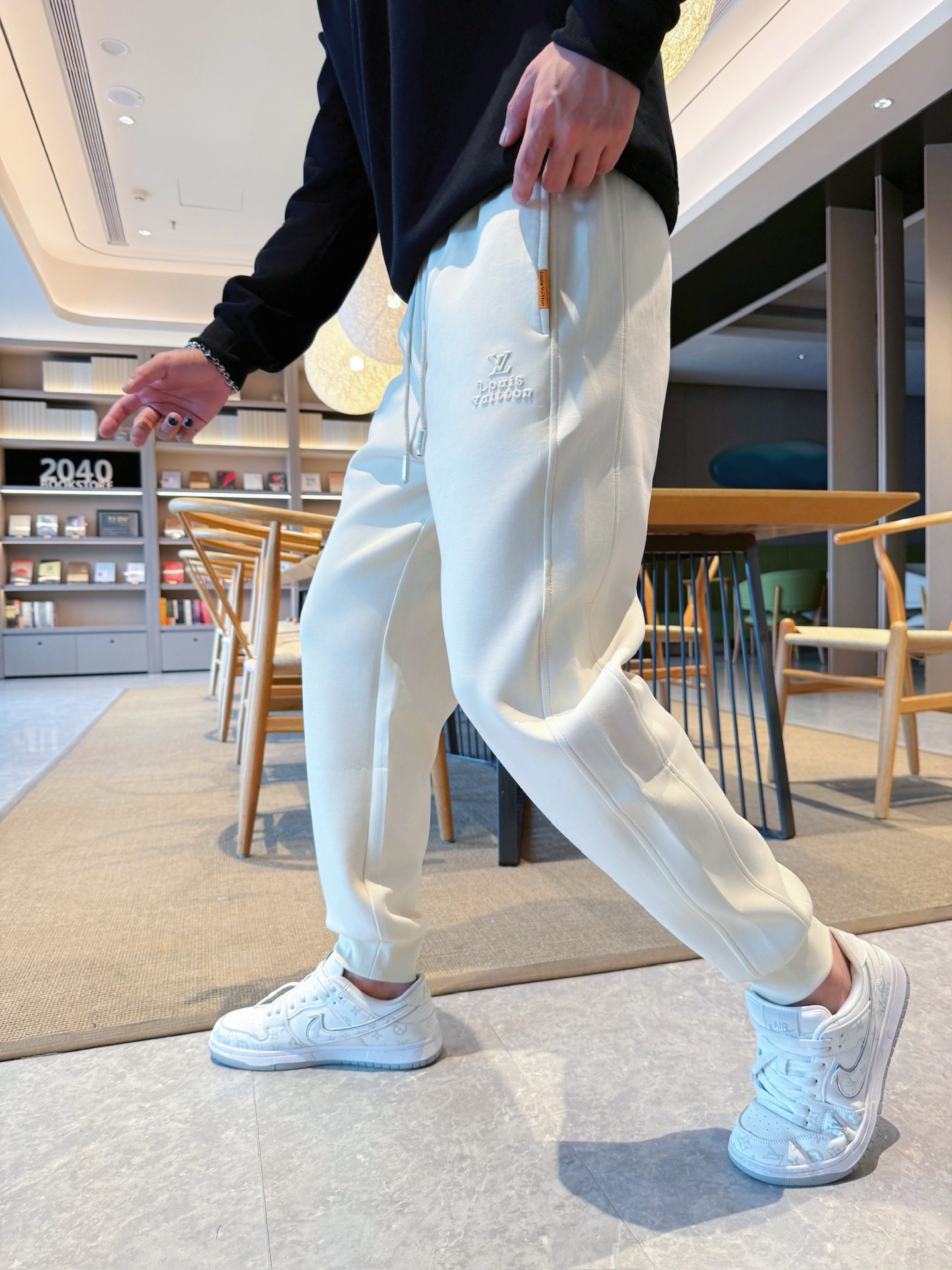 NO:609610,LV top products 2025 autumn and winter new casual pants!  On sale simultaneously on the official website. The brand's classic LOGO casual pants, customized fabrics, extremely comfortable, strong touch. Highly recognizable, perfect appearance and craftsmanship. Sizes M-3XL, louis vuitton, alexander wang19860909LV 顶级货品 2025秋冬新款休闲裤！官网同步发售.品牌经典LOGO休闲裤 ,定制面料,舒适度极好,手触感强烈.辨识度极高,完美品相工艺. 尺码M-3XL,,louis vuitton,alexander wang,Men's clothing