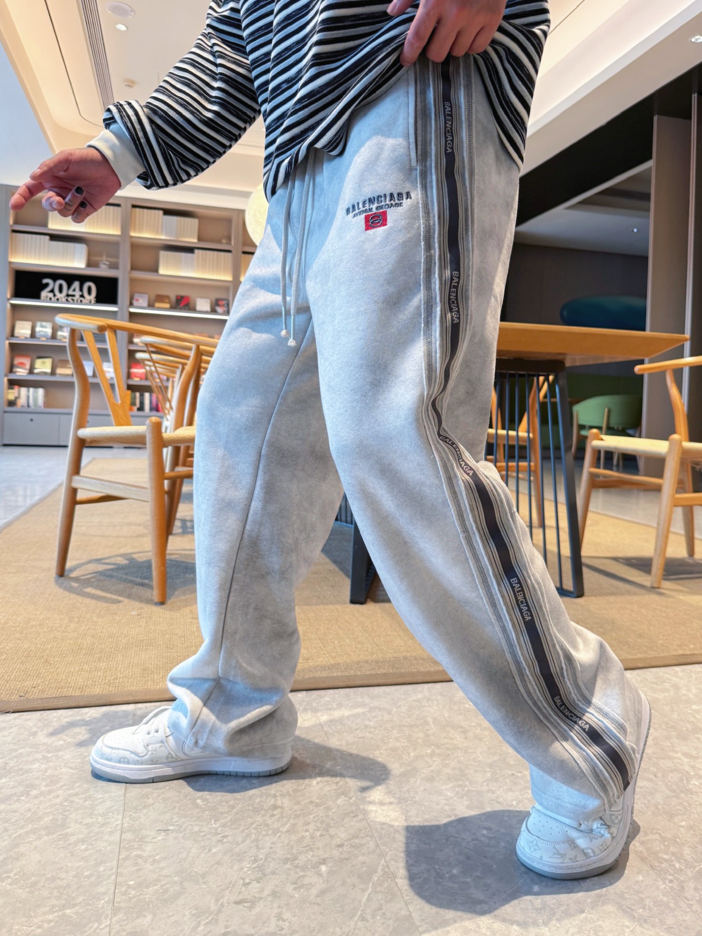 NO:609643,Balenciaga's top product 2025 autumn and winter new casual pants!  On sale simultaneously on the official website. Brand classic LOGO casual pants, customized fabrics, excellent comfort, strong touch. Highly recognizable, perfect appearance and craftsmanship. Sizes M-3XL, balenciaga, alexander wang19860909巴黎世家顶级货品 2025秋冬新款休闲裤！官网同步发售.品牌经典LOGO休闲裤 ,定制面料,舒适度极好,手触感强烈.辨识度极高,完美品相工艺. 尺码M-3XL,,balenciaga,alexander wang,Men's clothing