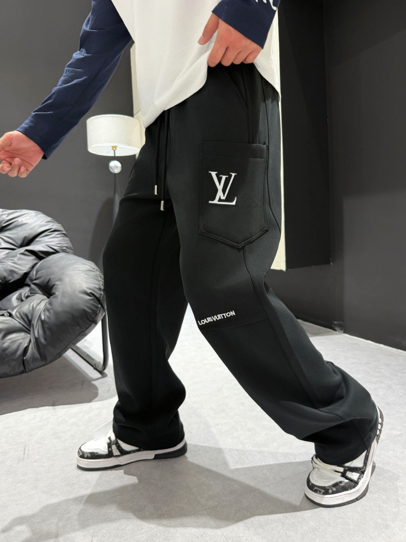 LV 顶级货品🐮 🆕2025秋冬新款休闲裤！官网同步发售。品牌经典LOGO休闲裤 ，定制面料，舒适度极好