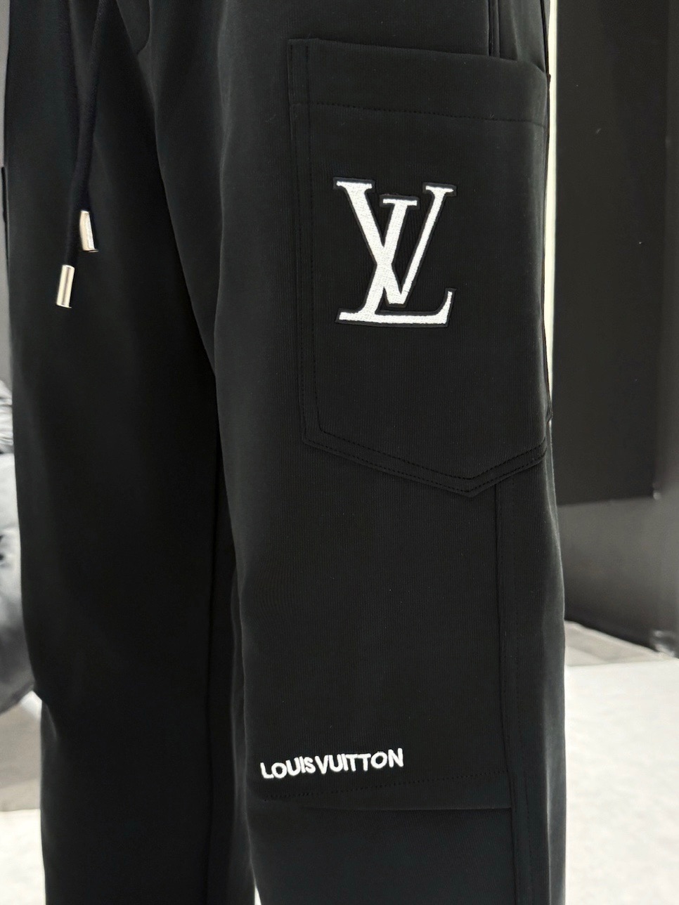 LV 顶级货品🐮 🆕2025秋冬新款休闲裤！官网同步发售。品牌经典LOGO休闲裤 ，定制面料，舒适度极好