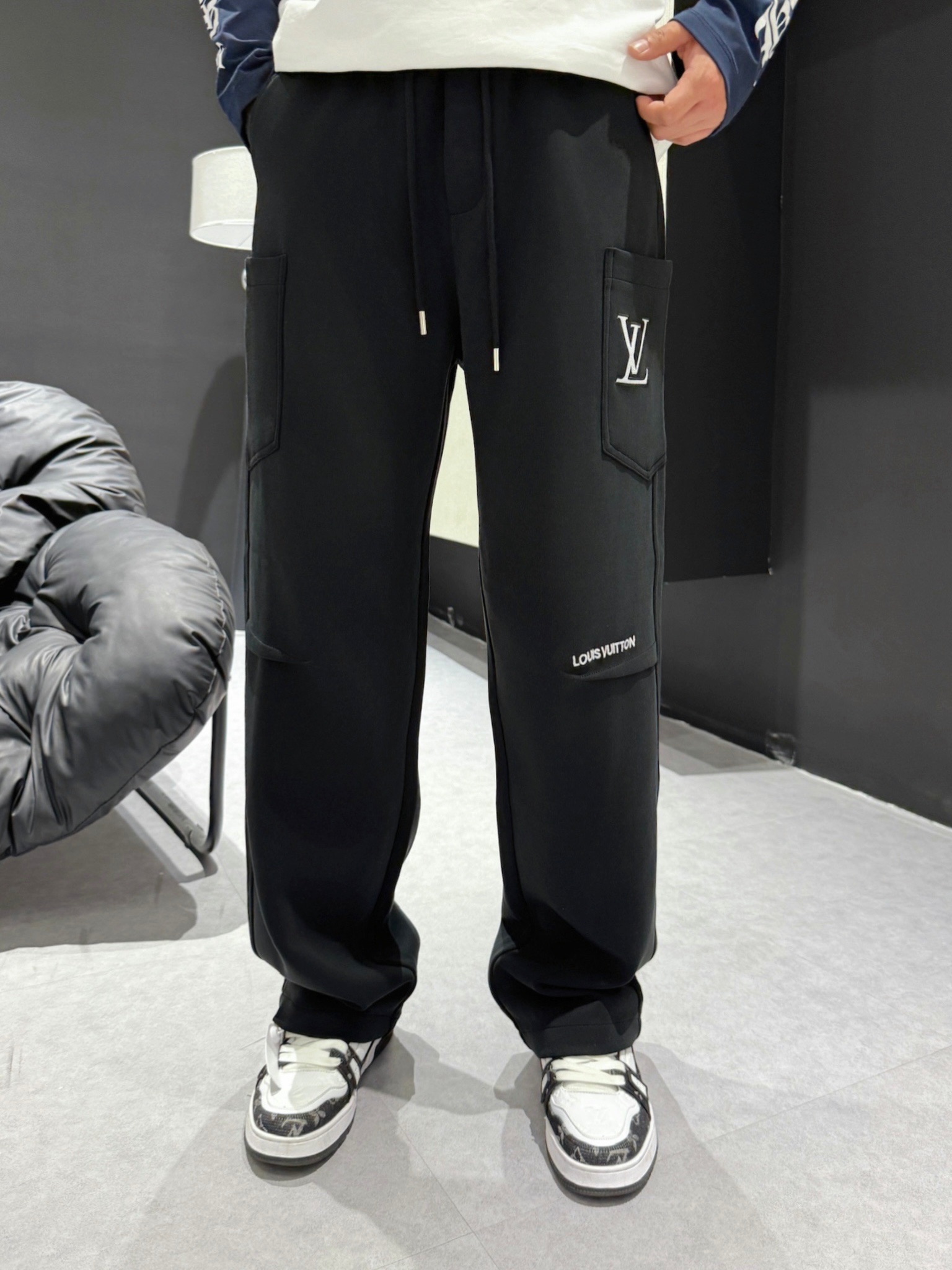 LV 顶级货品🐮 🆕2025秋冬新款休闲裤！官网同步发售。品牌经典LOGO休闲裤 ，定制面料，舒适度极好