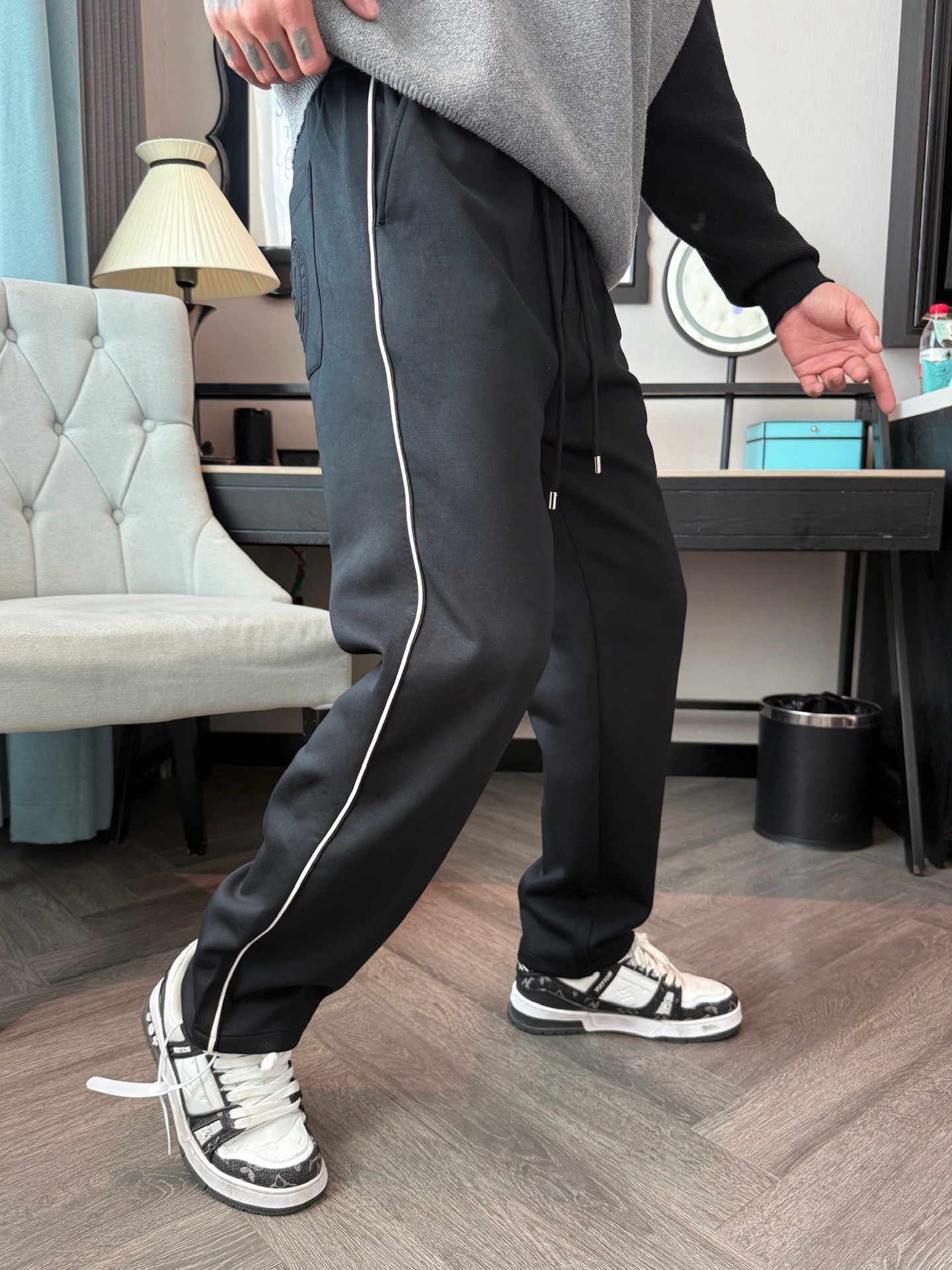 芬迪 顶级货品🐮 🆕2025秋冬新款休闲裤！官网同步发售。品牌经典LOGO休闲裤 ，定制面料，舒适度极好