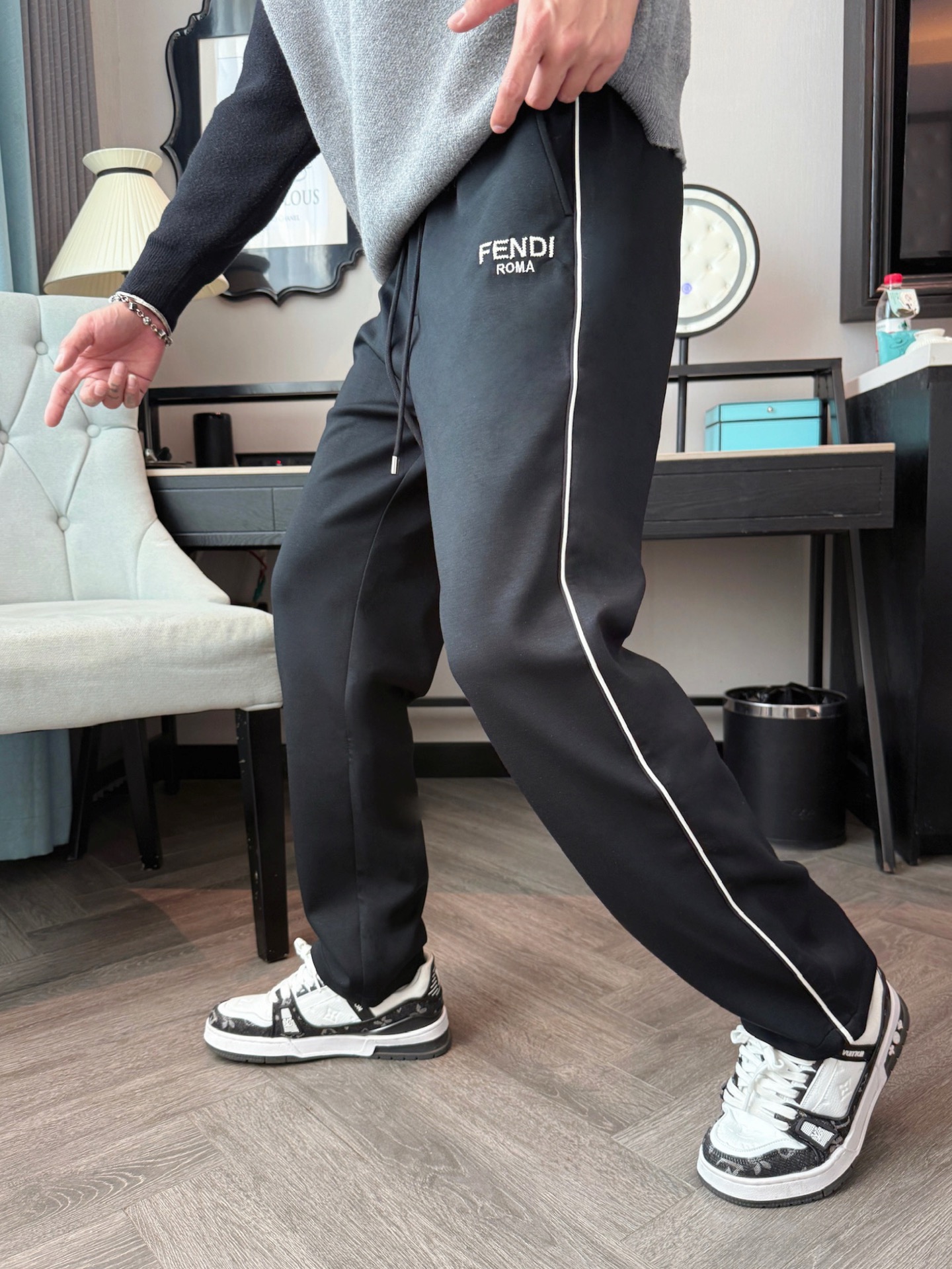 芬迪 顶级货品🐮 🆕2025秋冬新款休闲裤！官网同步发售。品牌经典LOGO休闲裤 ，定制面料，舒适度极好