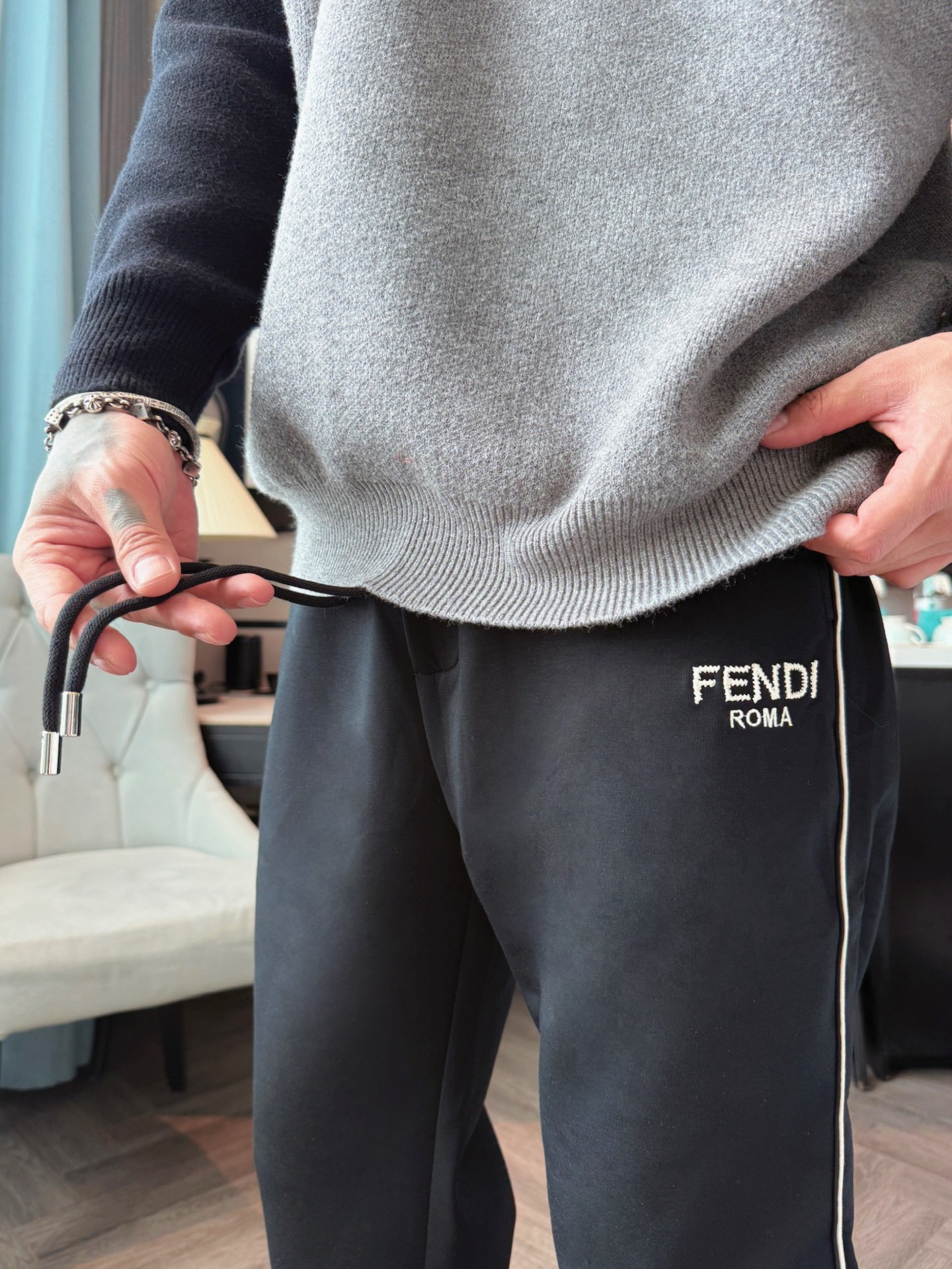 芬迪 顶级货品🐮 🆕2025秋冬新款休闲裤！官网同步发售。品牌经典LOGO休闲裤 ，定制面料，舒适度极好