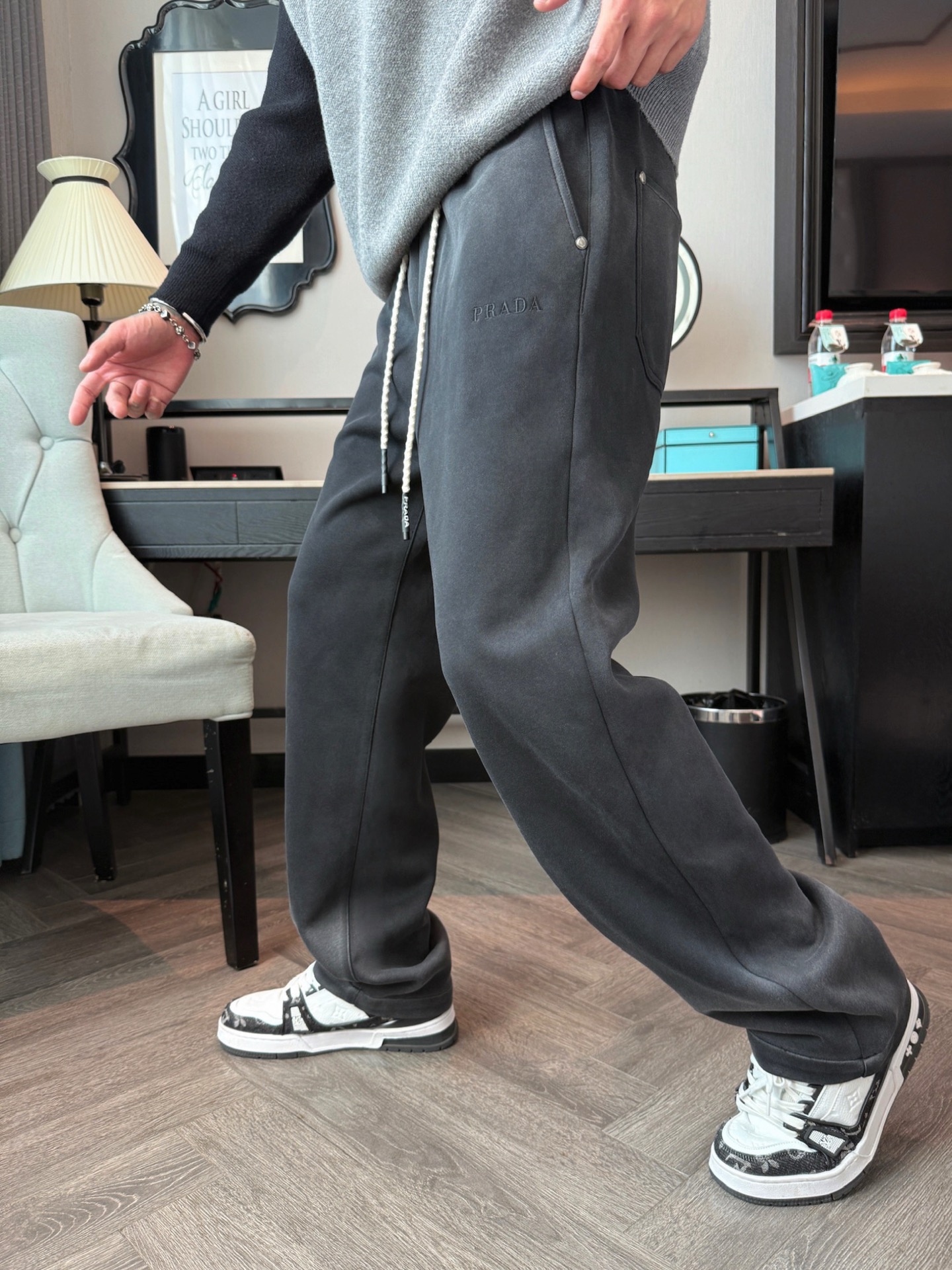 普拉达 顶级货品🐮 🆕2025秋冬新款休闲裤！官网同步发售。品牌经典LOGO休闲裤 ，定制面料，舒适度极