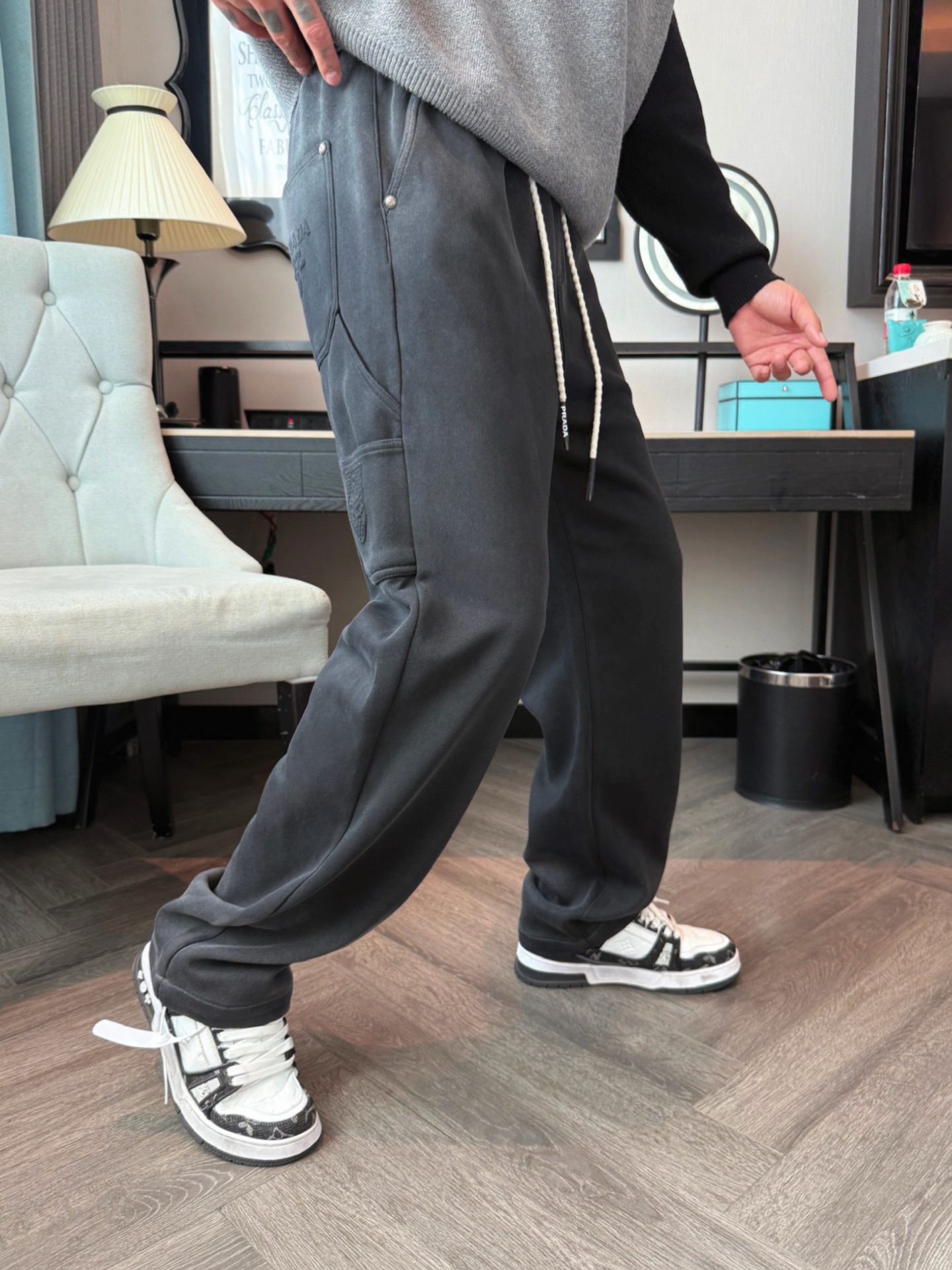 普拉达 顶级货品🐮 🆕2025秋冬新款休闲裤！官网同步发售。品牌经典LOGO休闲裤 ，定制面料，舒适度极