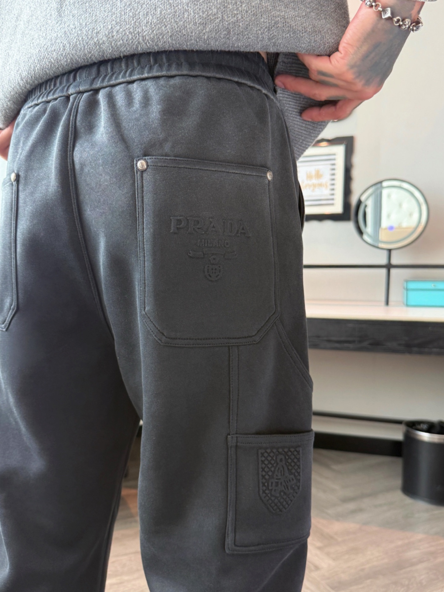 普拉达 顶级货品🐮 🆕2025秋冬新款休闲裤！官网同步发售。品牌经典LOGO休闲裤 ，定制面料，舒适度极