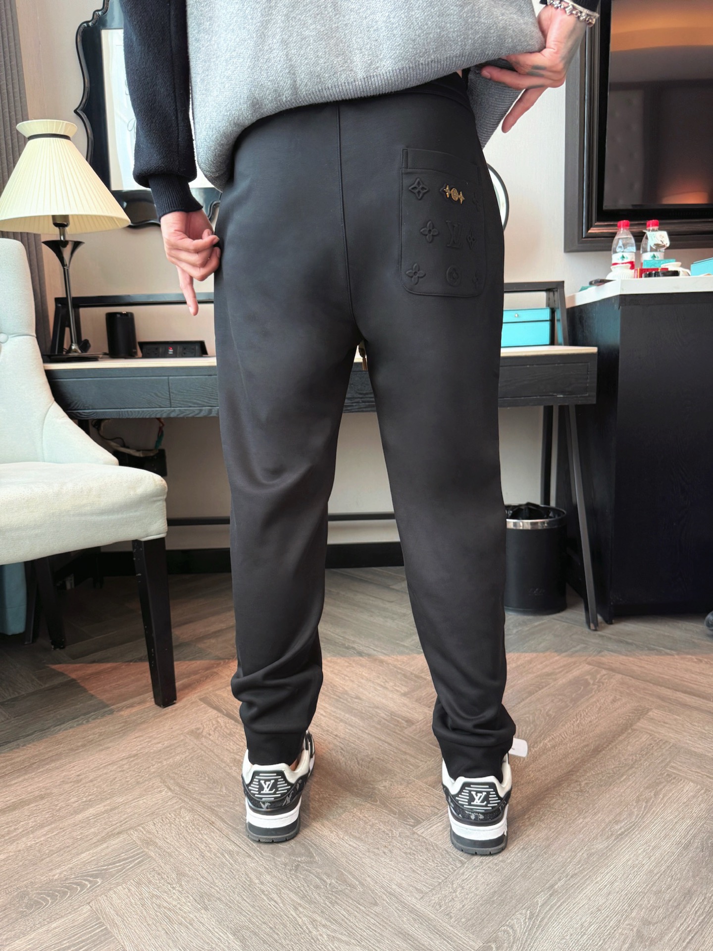 LV 顶级货品🐮 🆕2025秋冬新款休闲裤！官网同步发售。品牌经典LOGO休闲裤 ，定制面料，舒适度极好