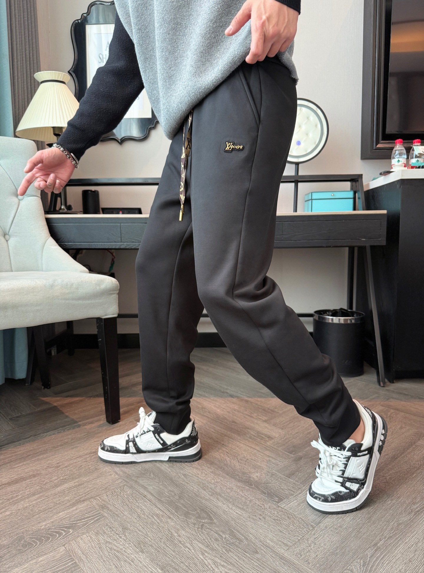 LV 顶级货品🐮 🆕2025秋冬新款休闲裤！官网同步发售。品牌经典LOGO休闲裤 ，定制面料，舒适度极好