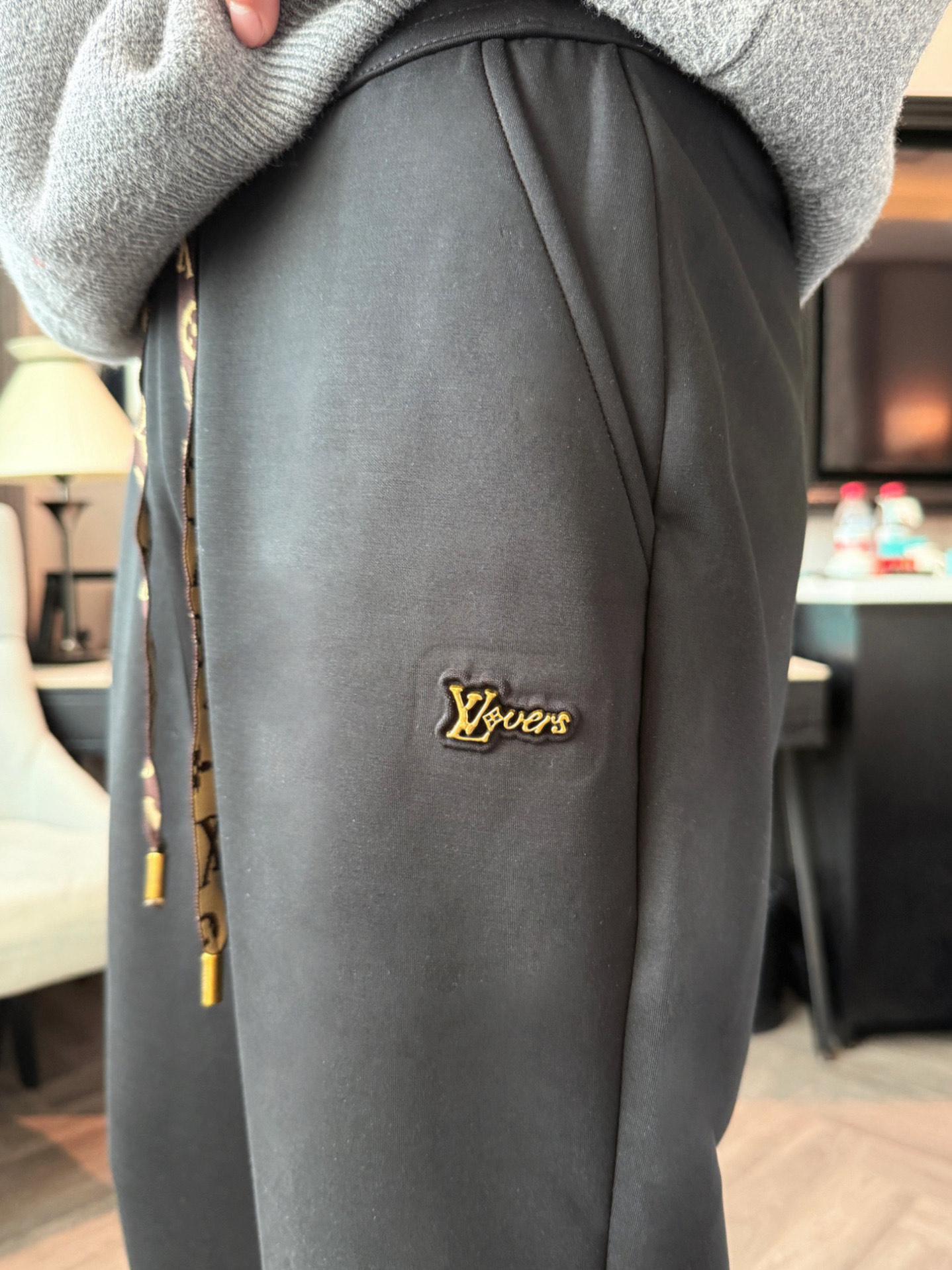 LV 顶级货品🐮 🆕2025秋冬新款休闲裤！官网同步发售。品牌经典LOGO休闲裤 ，定制面料，舒适度极好