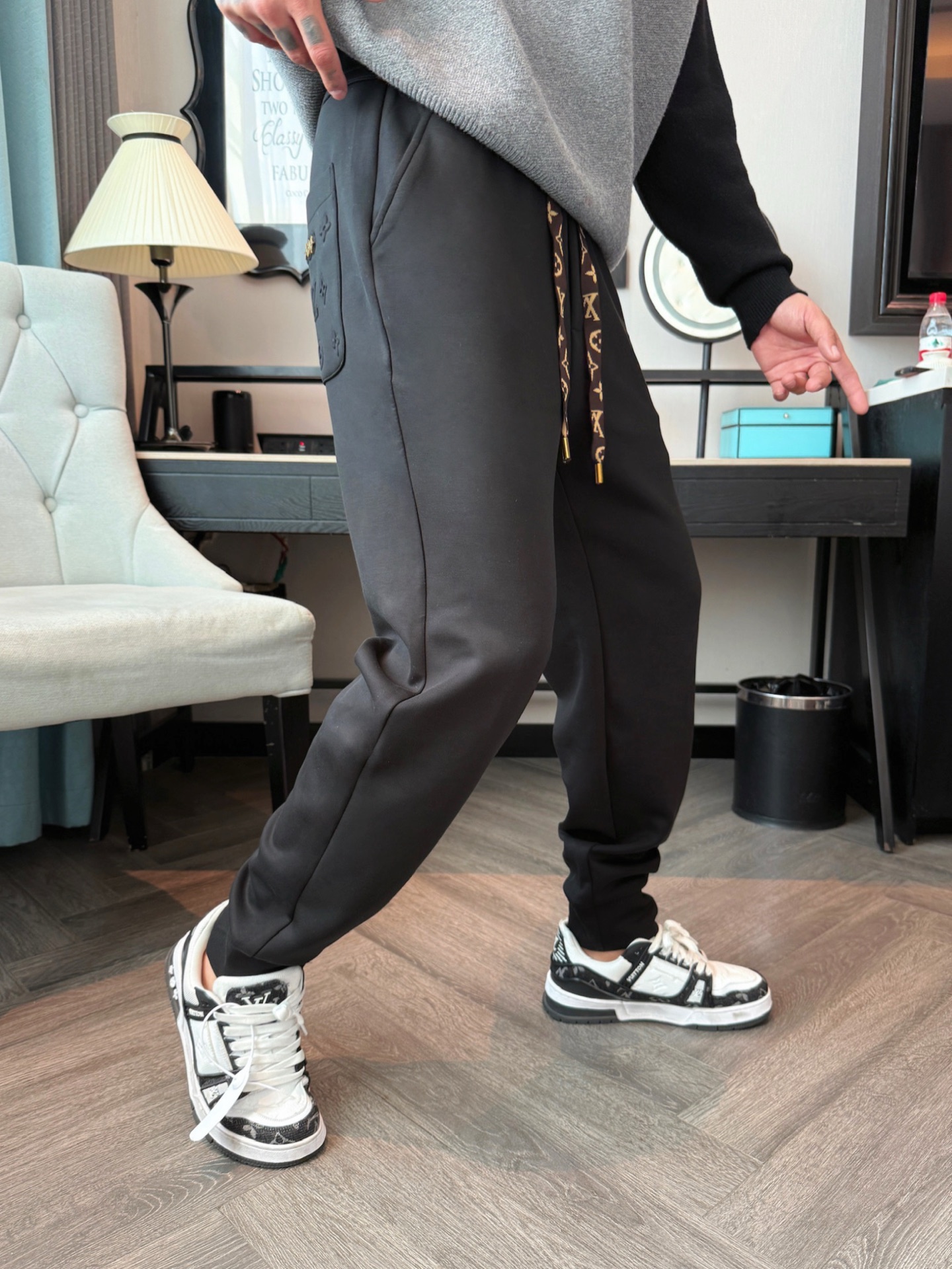 LV 顶级货品🐮 🆕2025秋冬新款休闲裤！官网同步发售。品牌经典LOGO休闲裤 ，定制面料，舒适度极好