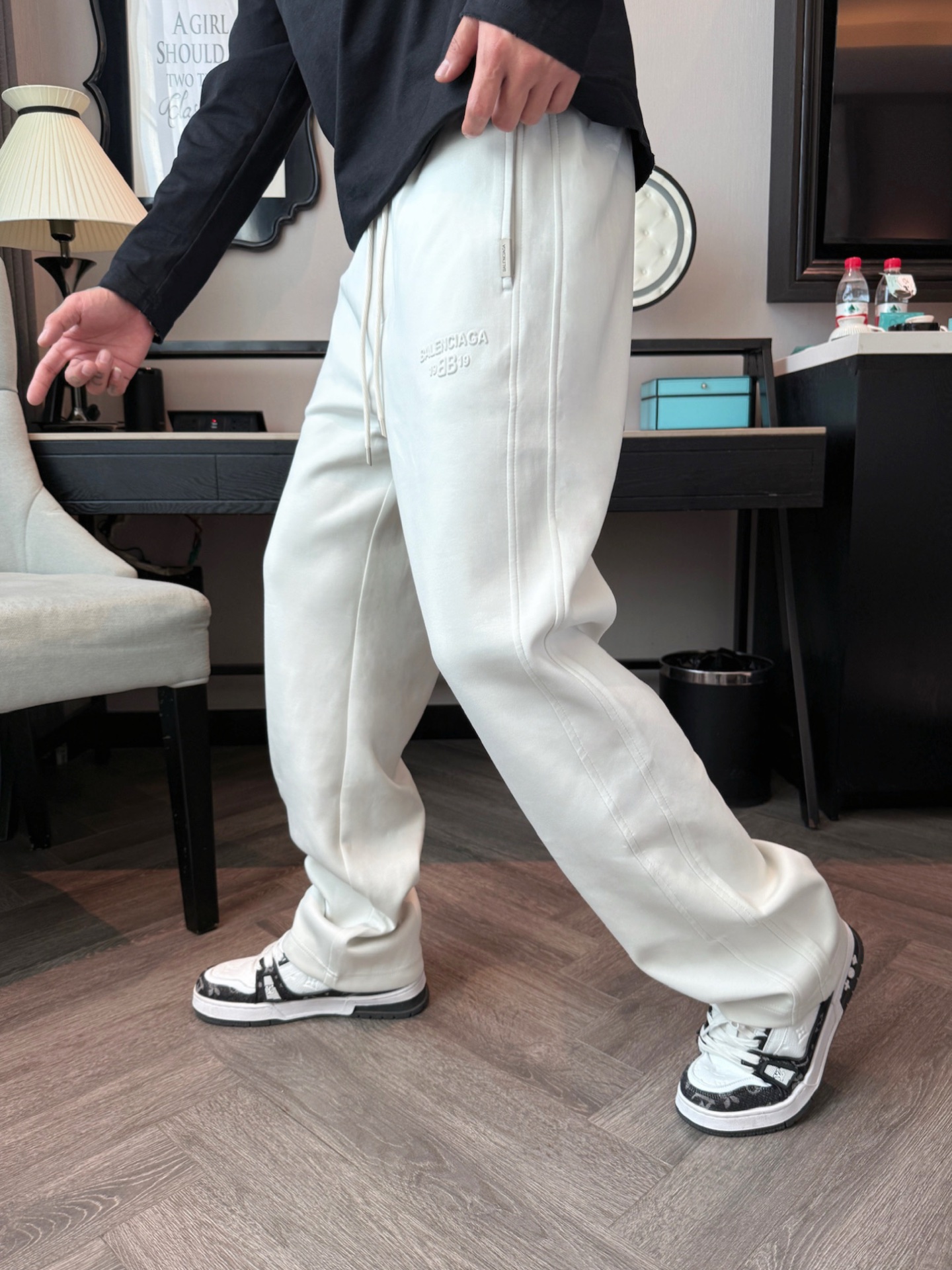 巴黎世家 顶级货品🐮 🆕2025秋冬新款休闲裤！官网同步发售。品牌经典LOGO休闲裤 ，定制面料，舒适度